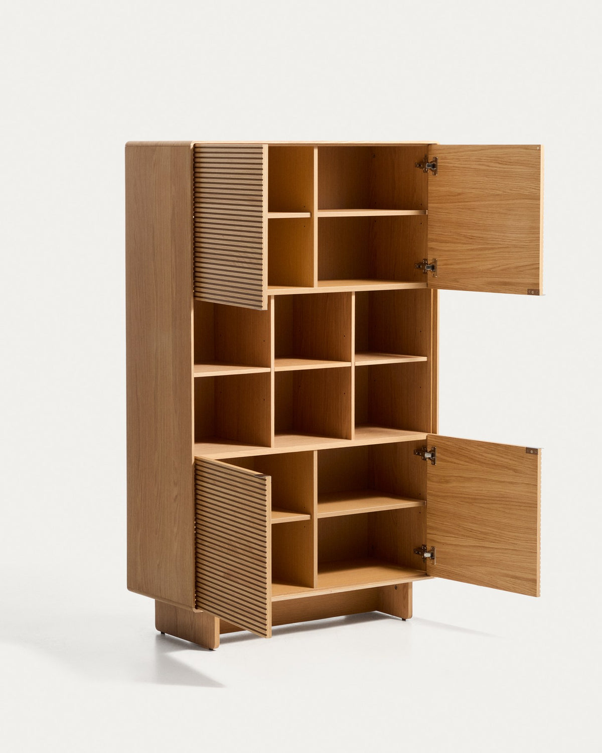 Braunes Highboard Norlen mit 4 Türen aus Eichenfurnier und MDF, naturfarbenes Finish, abgerundete Ecken, Beinhöhe 14 cm.