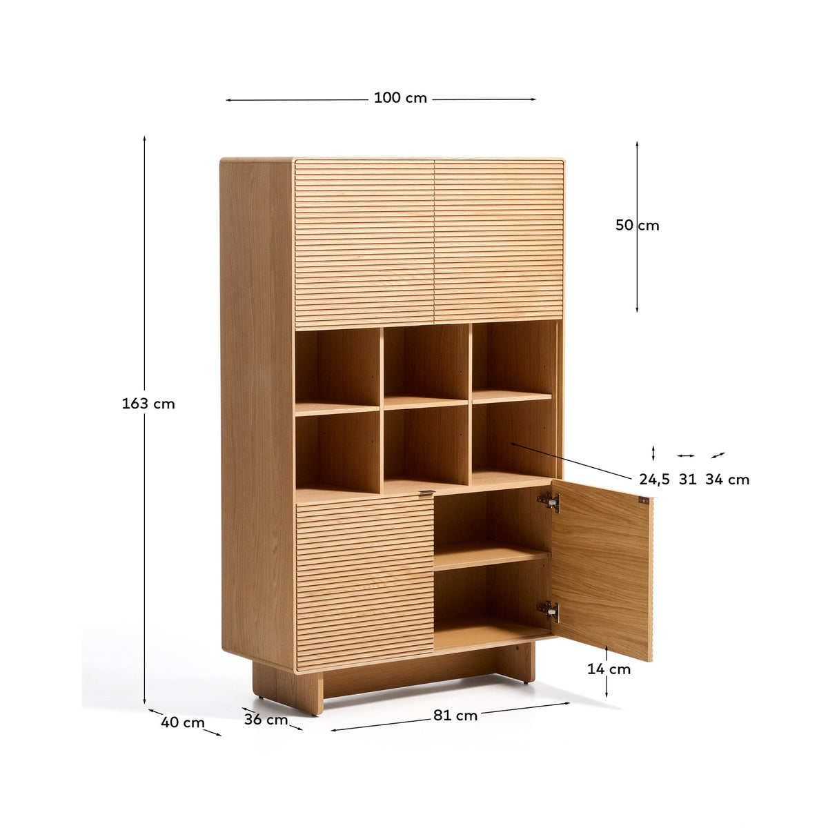Braunes Highboard Norlen mit 4 Türen aus Eichenfurnier und MDF, naturfarbenes Finish, abgerundete Ecken, Beinhöhe 14 cm.