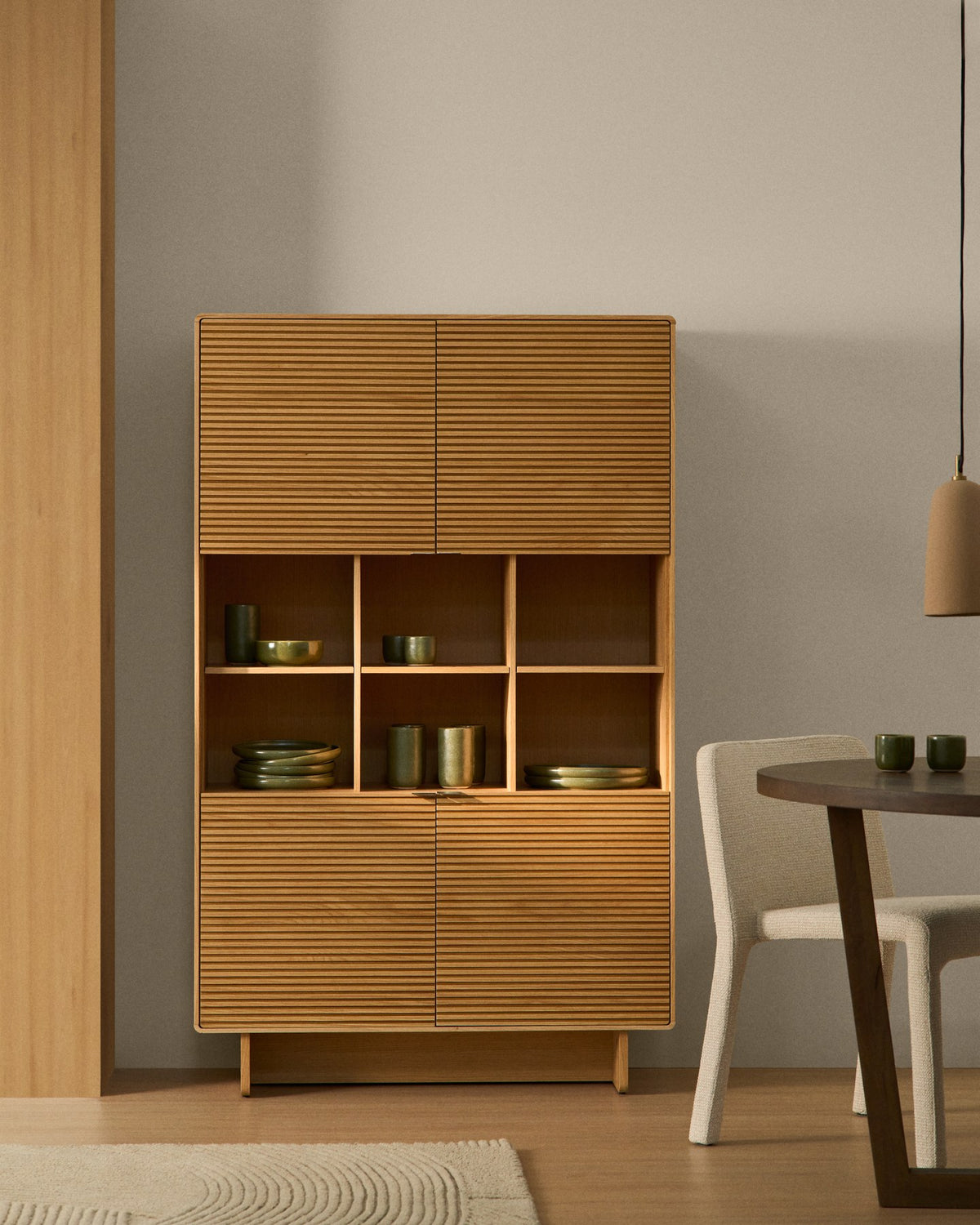 Braunes Highboard Norlen mit 4 Türen aus Eichenfurnier und MDF, naturfarbenes Finish, abgerundete Ecken, Beinhöhe 14 cm.