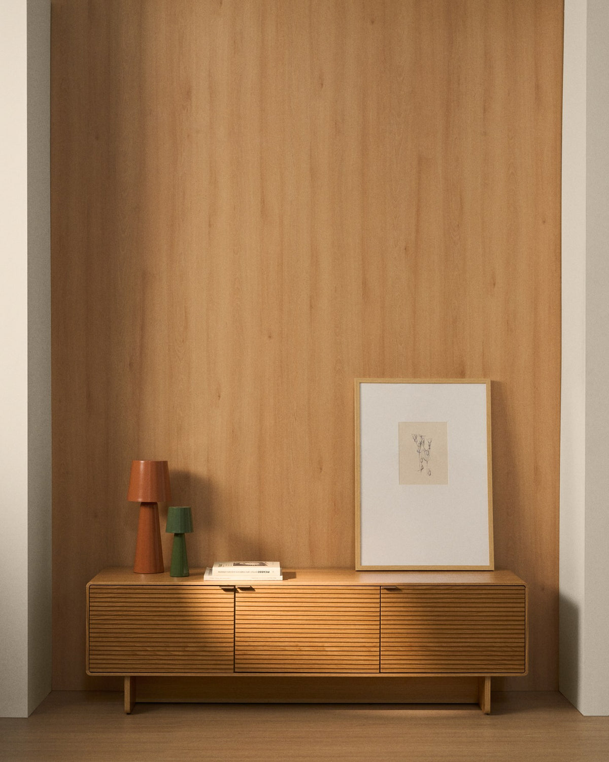 TV-Möbel Norlen mit drei Türen aus Eichenfurnier in naturfarbenem Finish, abgerundete Ecken, Holzbeine, Masse 150 x 40 x 46 cm.