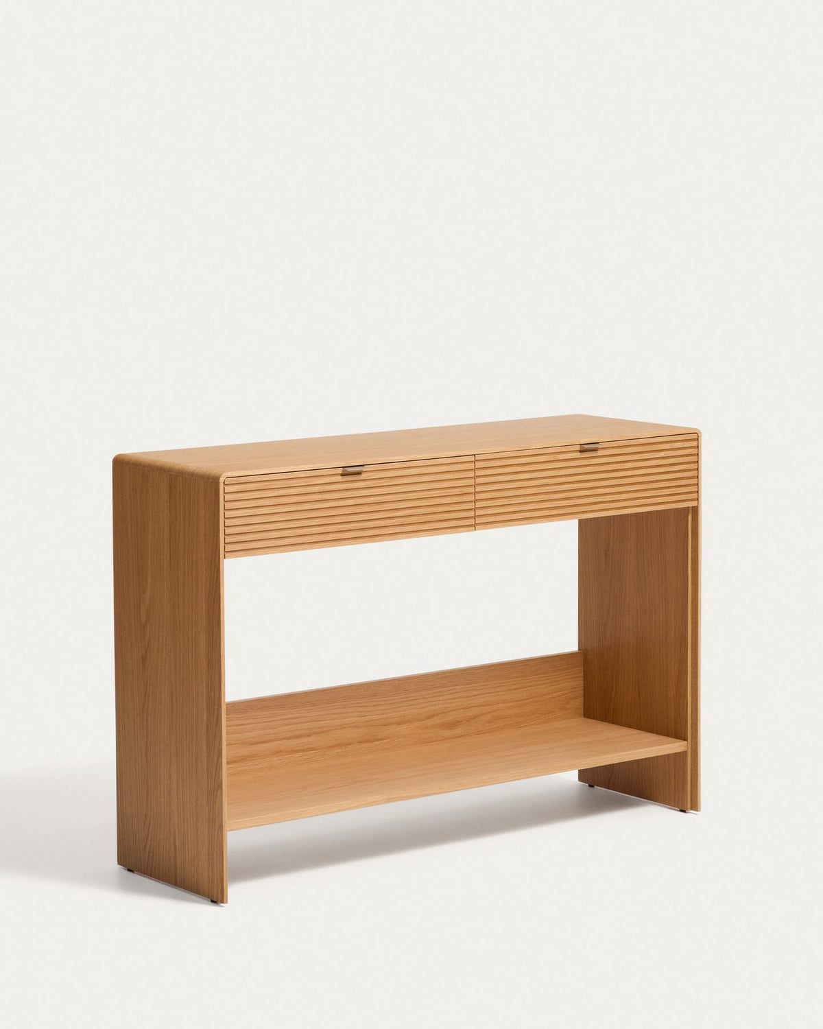 Konsolentisch Norlen von Kave Home mit zwei Schubladen und Regalboden, Korpus aus MDF mit Eichenfurnier in naturfarbenem Finish, Masse 120 x 81 cm.