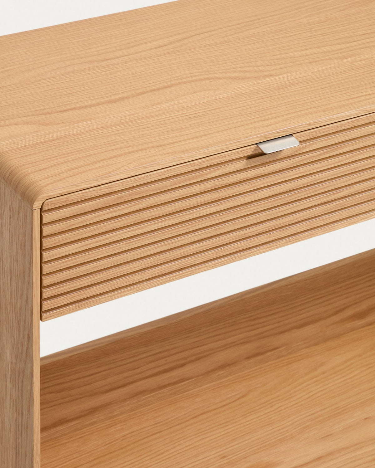 Konsolentisch Norlen von Kave Home mit zwei Schubladen und Regalboden, Korpus aus MDF mit Eichenfurnier in naturfarbenem Finish, Masse 120 x 81 cm.
