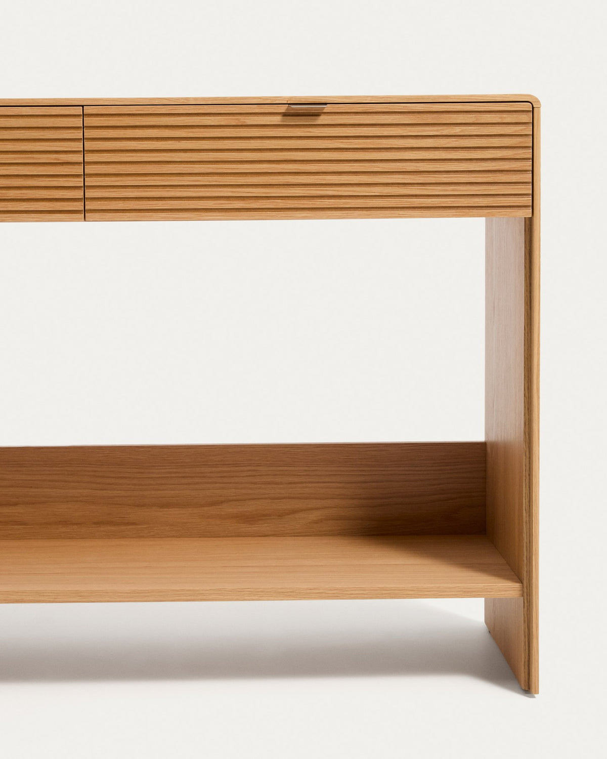 Konsolentisch Norlen von Kave Home mit zwei Schubladen und Regalboden, Korpus aus MDF mit Eichenfurnier in naturfarbenem Finish, Masse 120 x 81 cm.