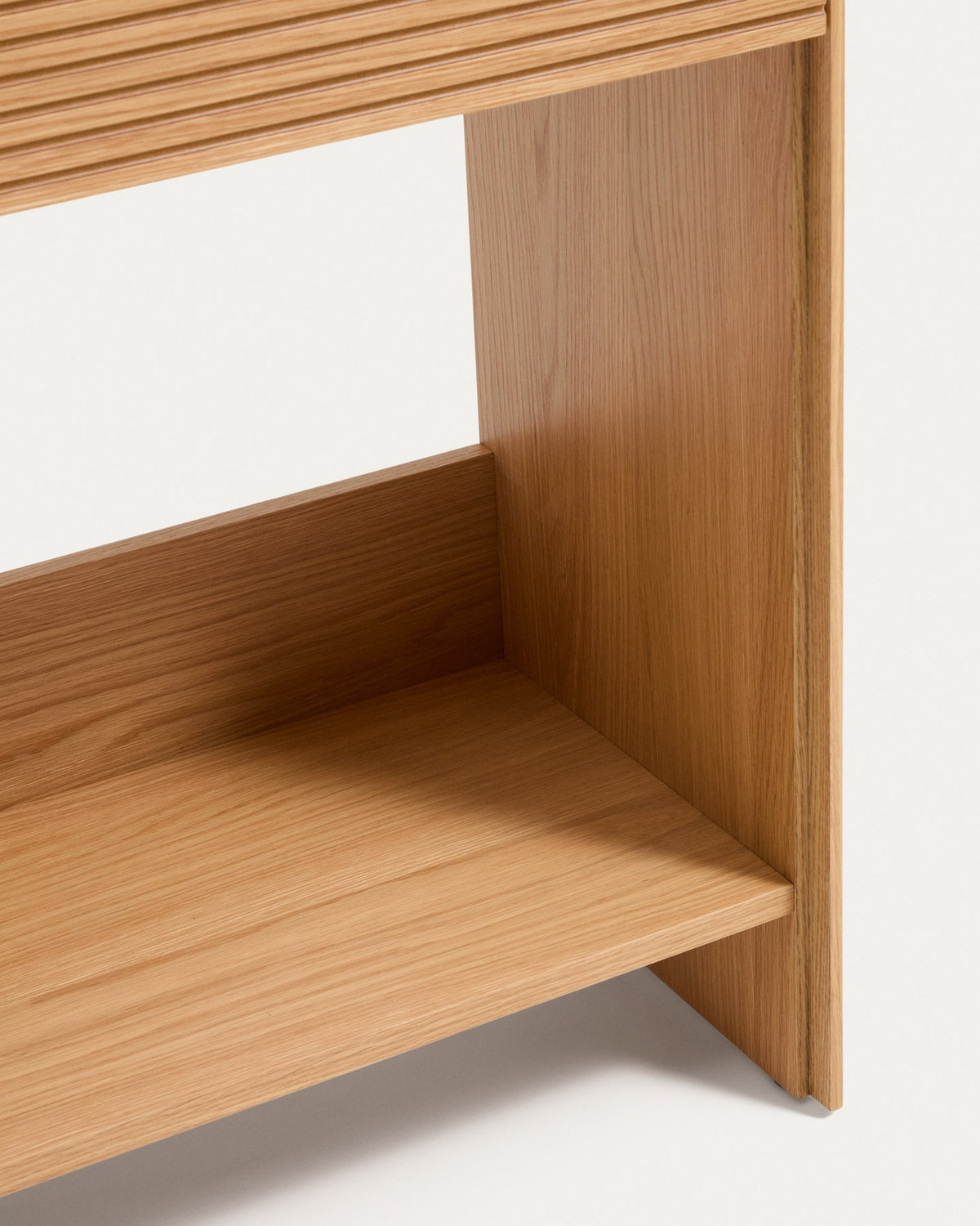 Konsolentisch Norlen von Kave Home mit zwei Schubladen und Regalboden, Korpus aus MDF mit Eichenfurnier in naturfarbenem Finish, Masse 120 x 81 cm.
