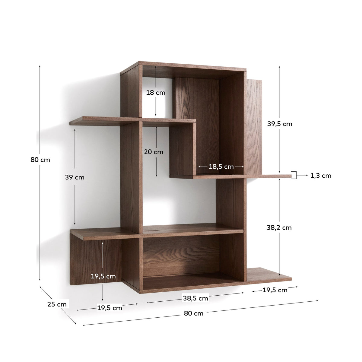 Wandregal Ina aus Eschenholzfurnier in Nussbaumton, quadratisches Modul 80 x 80 cm, montiert an weisser Wand, braune Holzoptik.