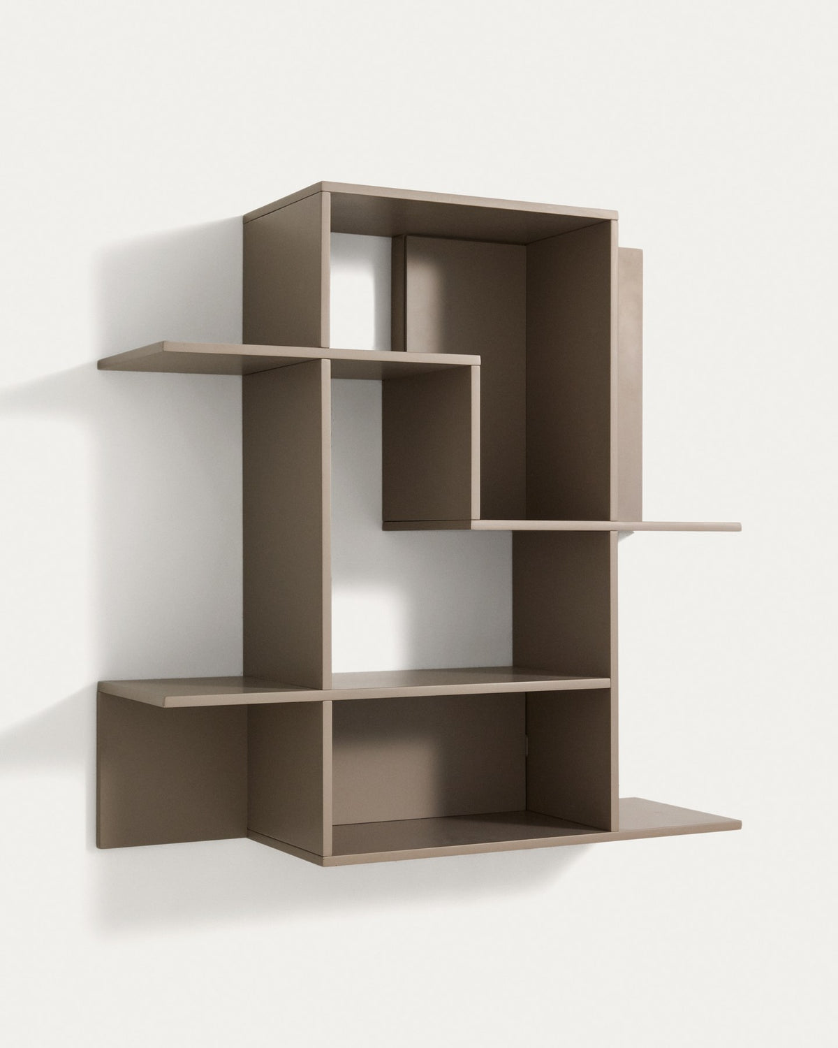 Modulares Wandregal Ina von Kave Home aus taupefarben lackiertem MDF, quadratische Form, 80 x 80 cm, montiert an weisser Wand.