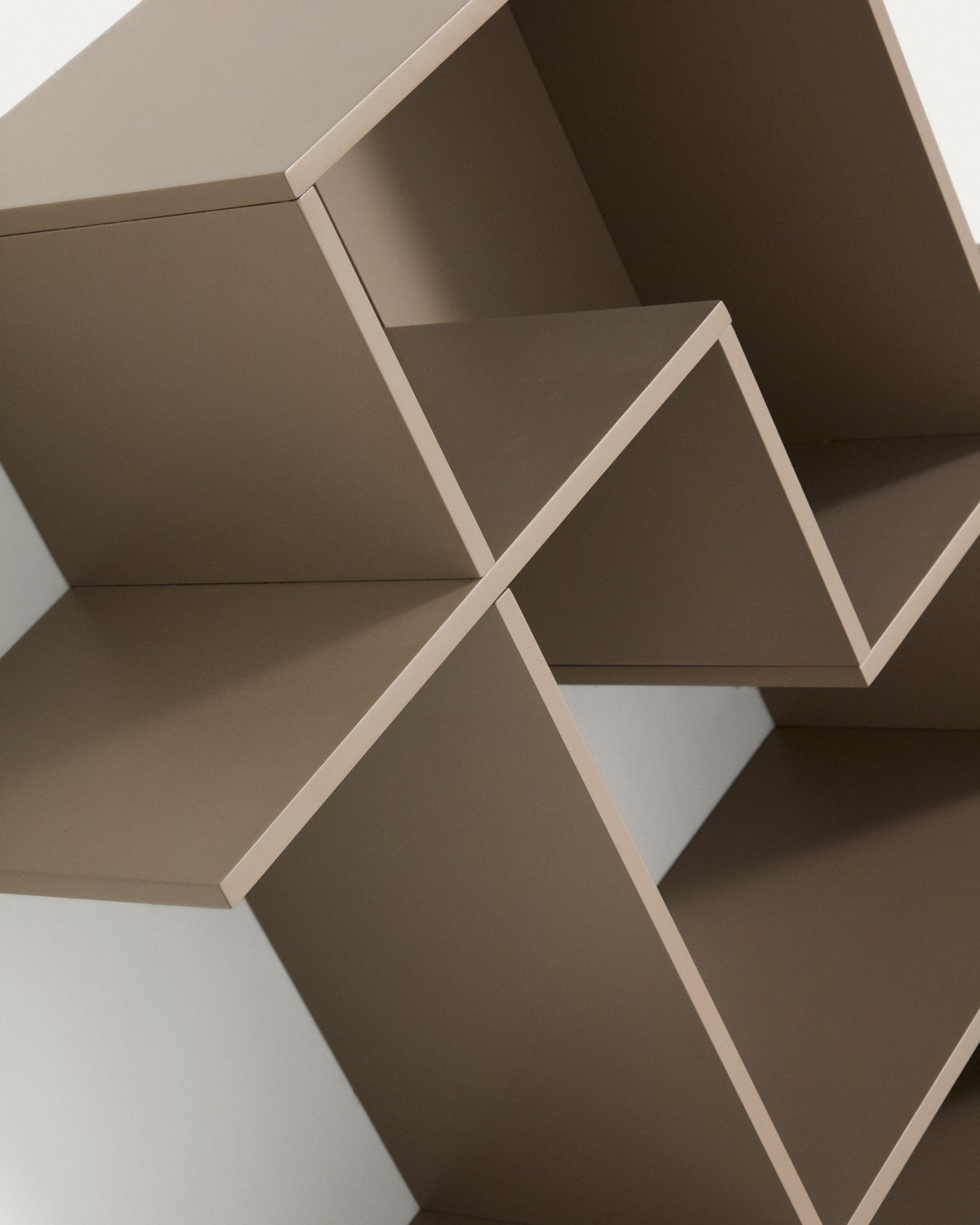 Modulares Wandregal Ina von Kave Home aus taupefarben lackiertem MDF, quadratische Form, 80 x 80 cm, montiert an weisser Wand.