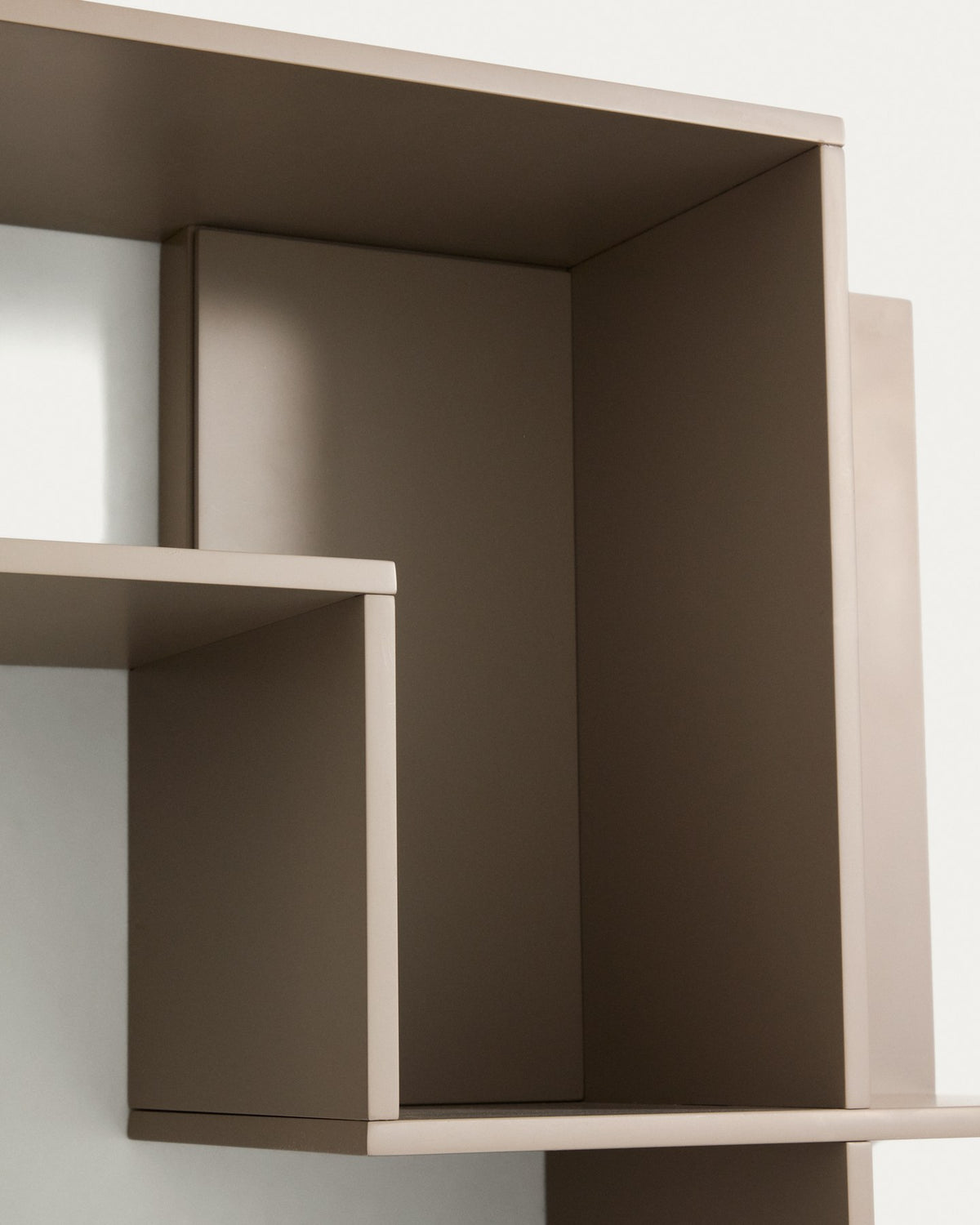 Modulares Wandregal Ina von Kave Home aus taupefarben lackiertem MDF, quadratische Form, 80 x 80 cm, montiert an weisser Wand.