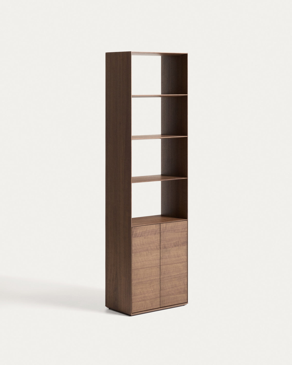 Dunkelbraunes Bücherregal Visala von Kave Home aus Nussbaum-Furnier, hohes schmales Standregal