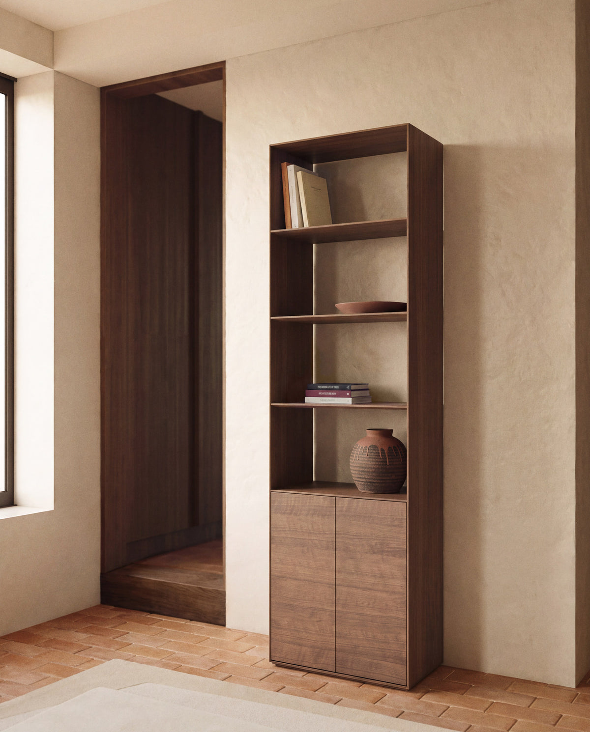 Dunkelbraunes Bücherregal Visala von Kave Home aus Nussbaum-Furnier, hohes schmales Standregal