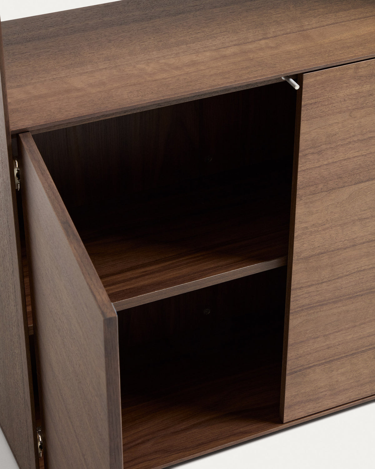 Bücherregal Visala von Kave Home in Dunkelbraun mit Nussbaum-Furnier und mehreren Fächern