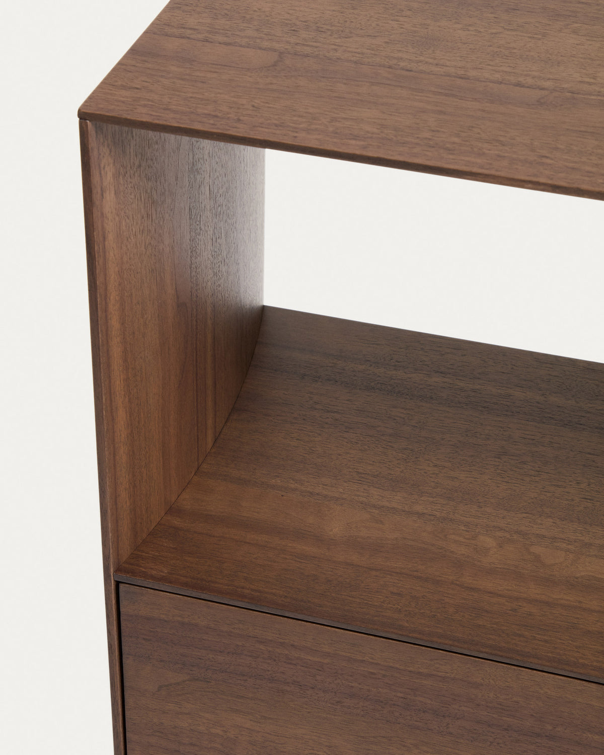 Bücherregal Visala von Kave Home in Dunkelbraun mit Nussbaum-Furnier und mehreren Fächern