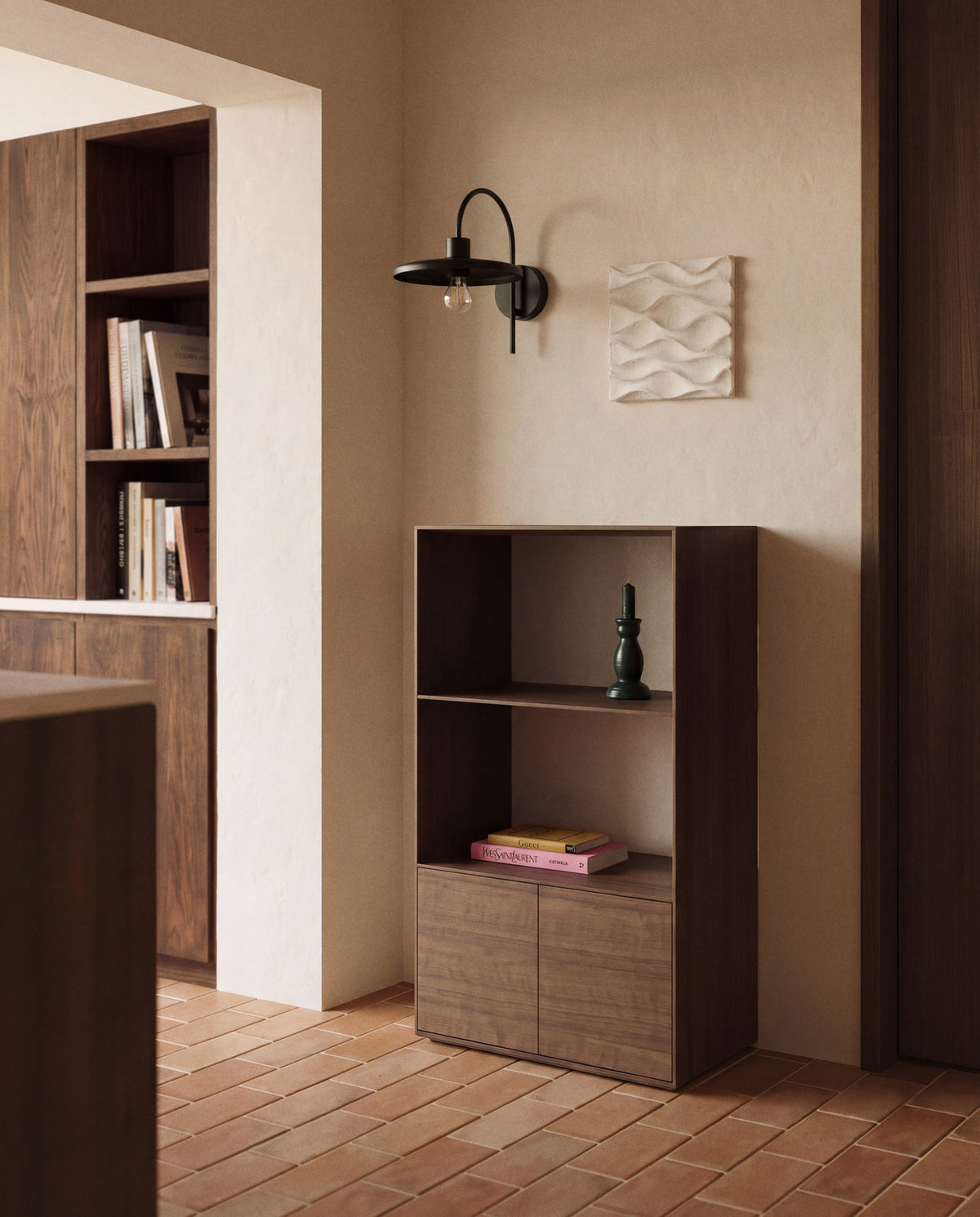 Dunkelbraunes Bücherregal Visala aus Nussbaum-Furnier mit einem sichtbaren Regalboden