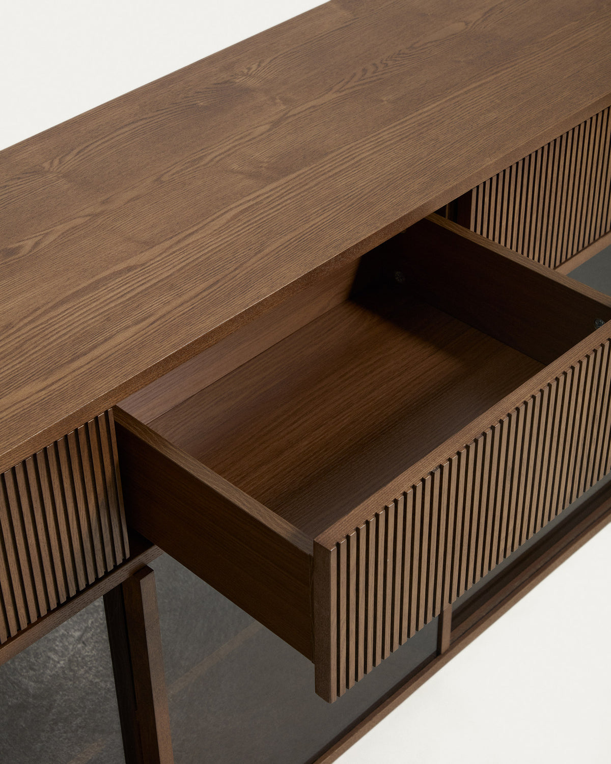 Sideboard Helvine in Dunkelbraun aus Eschenfurnier mit gehärtetem Glas, Türen und Schubladen