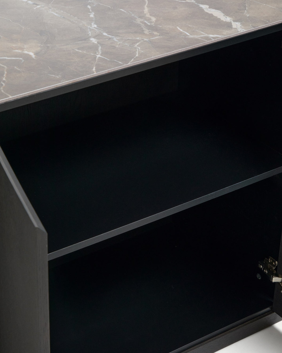 Sideboard Nemore mit vier Türen aus Eichenfurnier, dunkelbrauner Oberfläche und Keramikplatte mit Emperador-Marmor-Effekt, Masse 200 x 45 x 80 cm.
