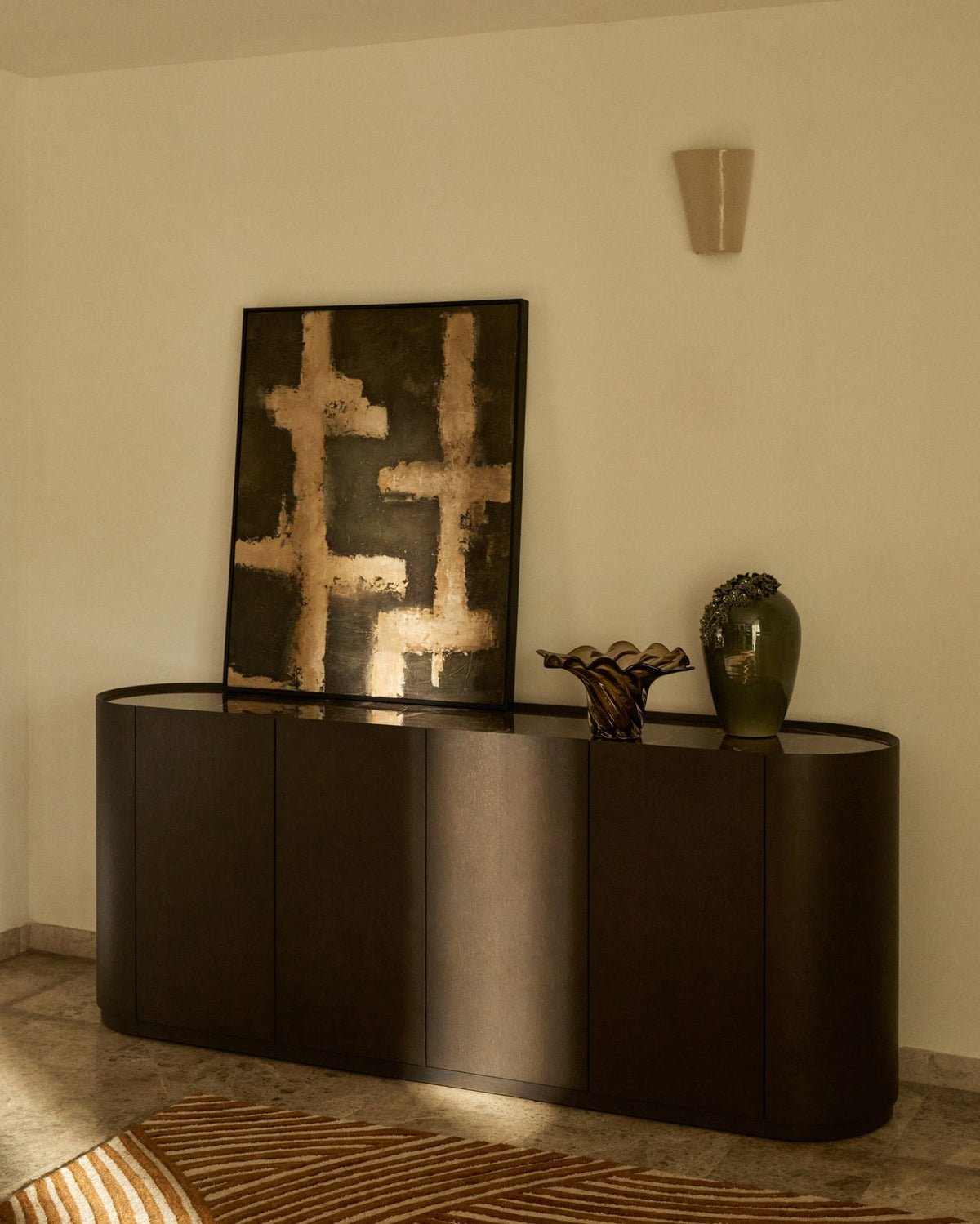 Sideboard Nemore mit vier Türen aus Eichenfurnier, dunkelbrauner Oberfläche und Keramikplatte mit Emperador-Marmor-Effekt, Masse 200 x 45 x 80 cm.