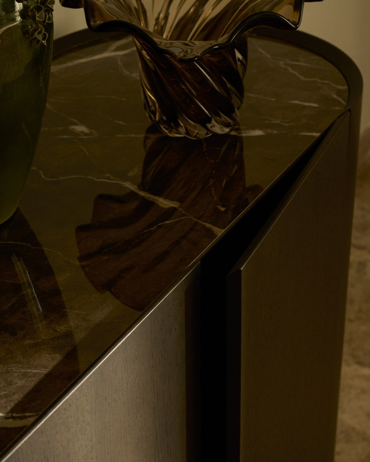 Sideboard Nemore mit vier Türen aus Eichenfurnier, dunkelbrauner Oberfläche und Keramikplatte mit Emperador-Marmor-Effekt, Masse 200 x 45 x 80 cm.