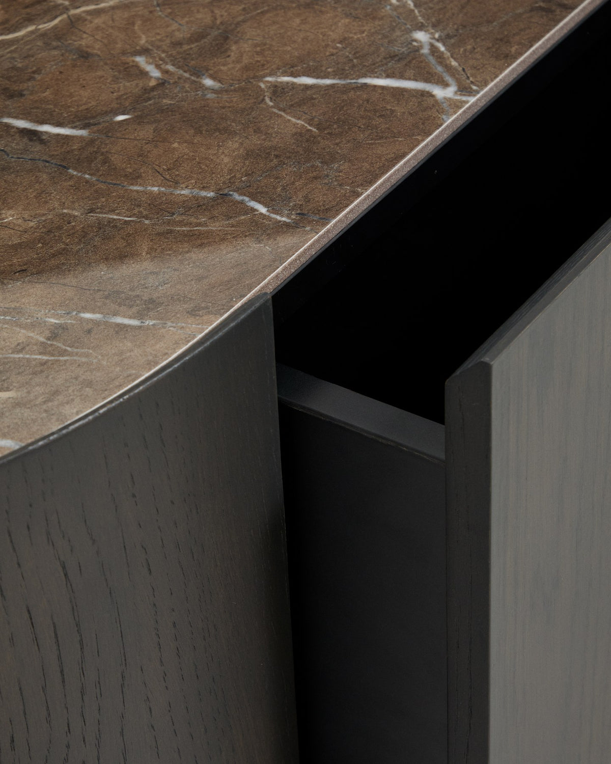 Couchtisch Nemore aus Eichenfurnier in Dunkelbraun mit einer Schublade und Keramikplatte im Emperador-Marmor-Effekt, Masse 140x60x35 cm.
