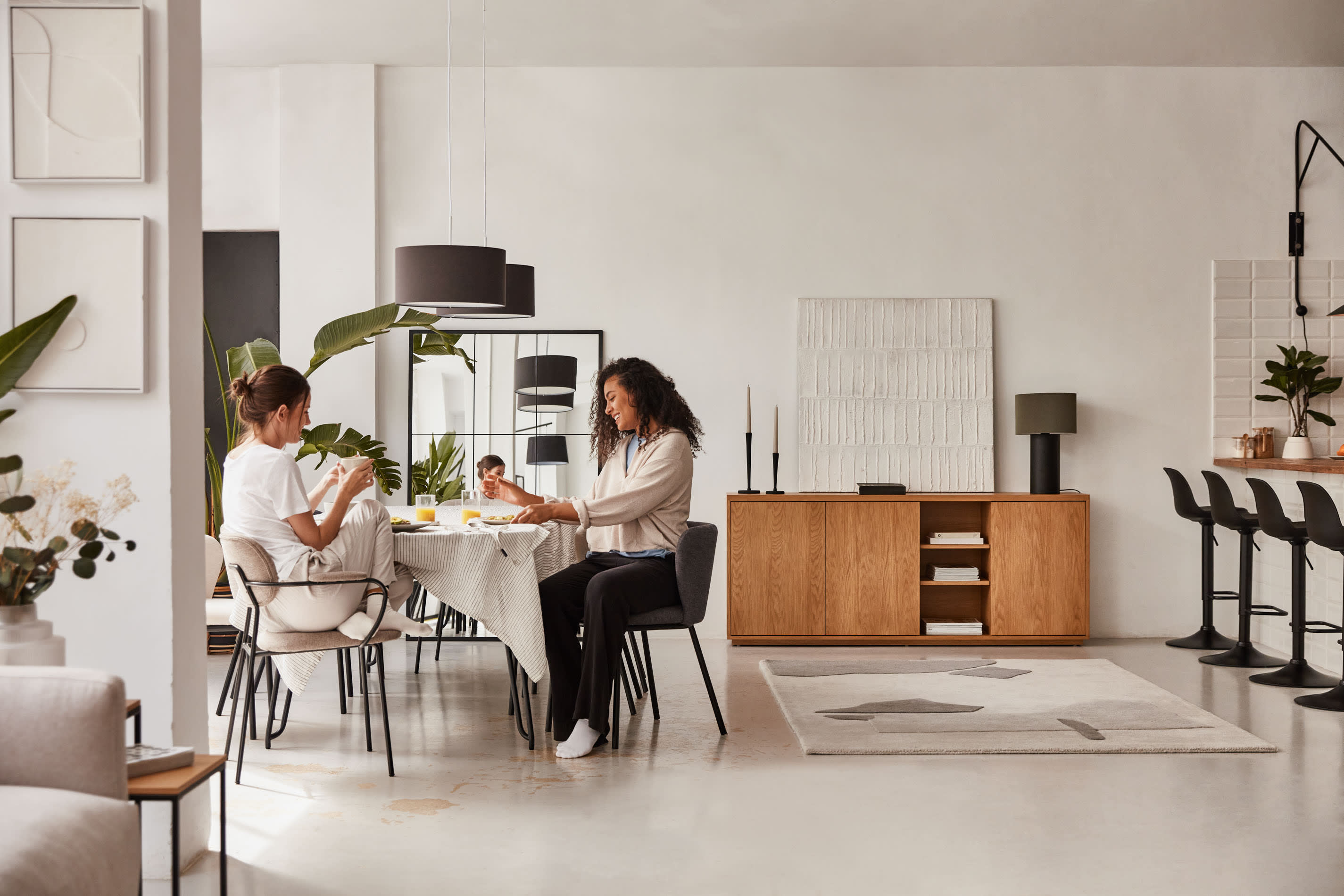 Modernes Sideboard aus FSC-zertifiziertem Eichenfurnier, 3 Türen, 180x75 cm, von Kave Home, perfekt für stilvolle Wohnräume.