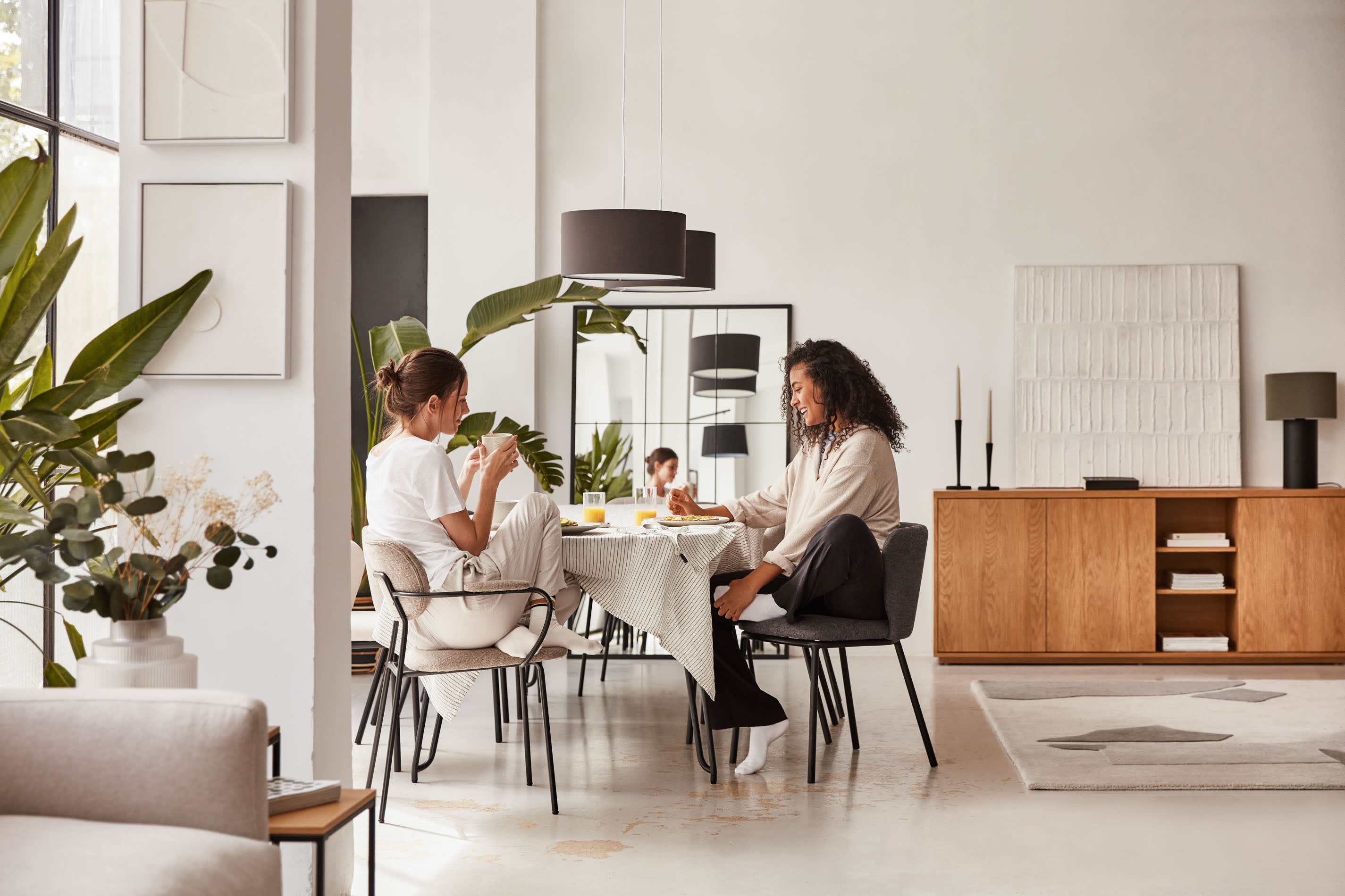 Elegantes Sideboard aus FSC-zertifiziertem Eichenfurnier, 3 Türen, 180x75 cm, von Kave Home, ideal für moderne Wohnräume.