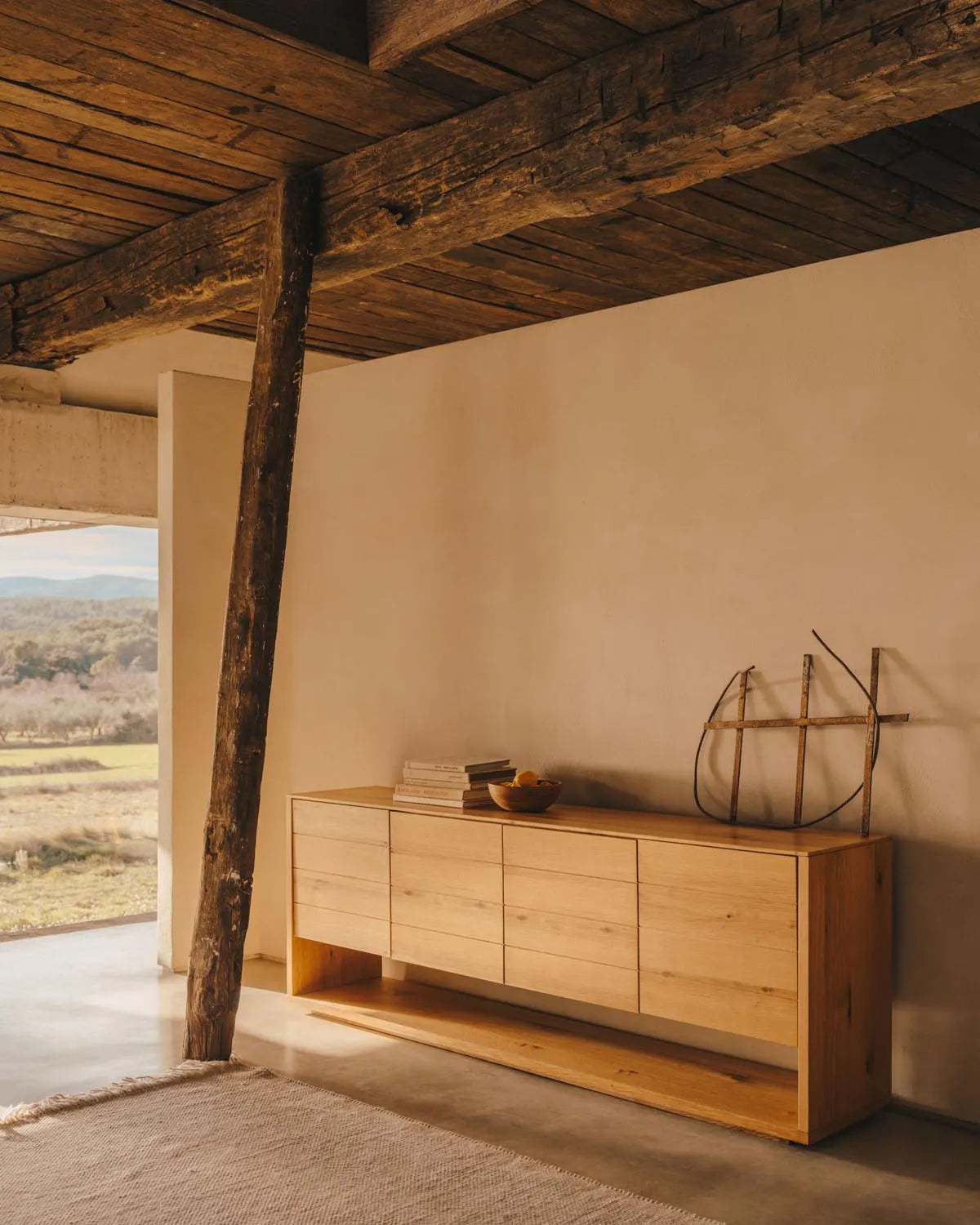 Elegantes Alguema Sideboard mit Eichenfurnier, 4 Türen, 200 cm.