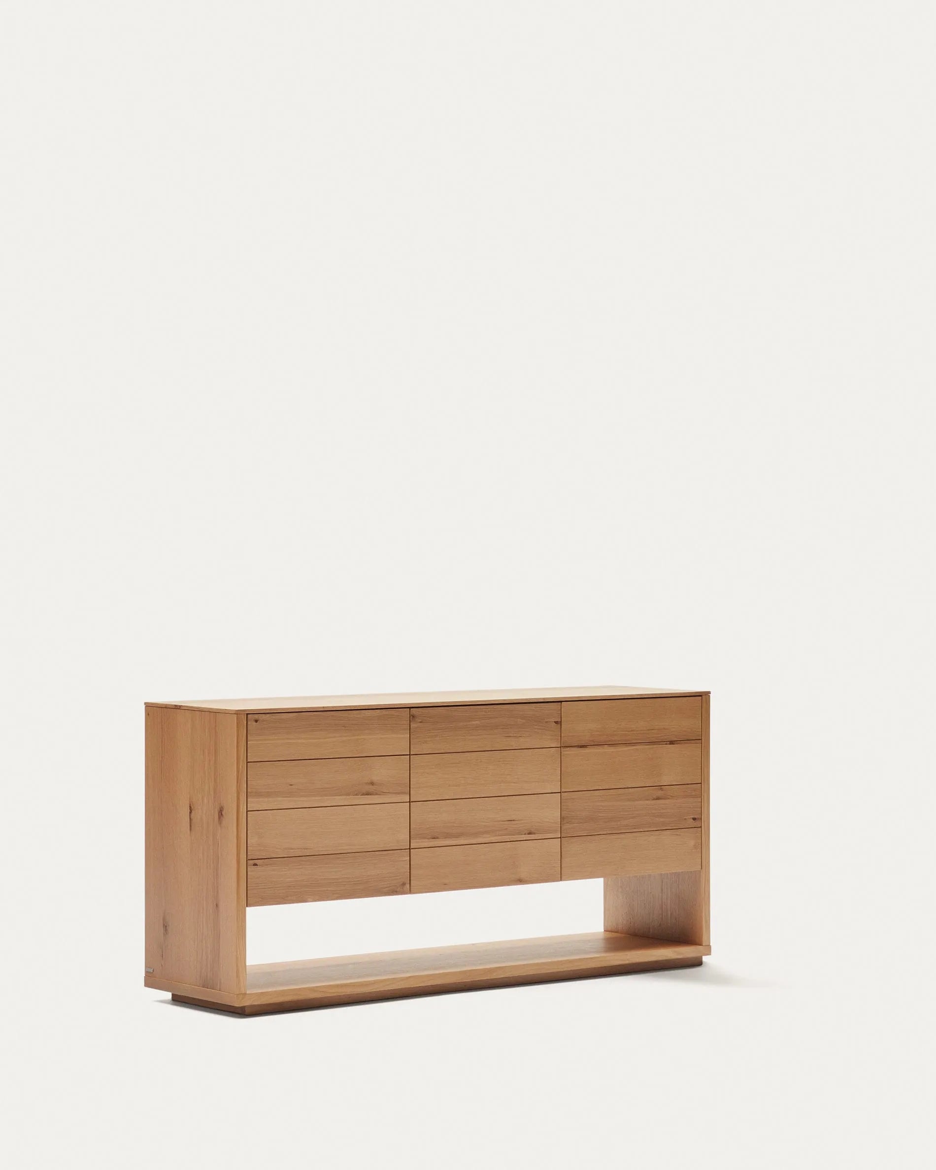 Elegantes Sideboard mit Eichenfurnier, bietet viel Stauraum und passt perfekt in moderne und klassische Wohnstile.
