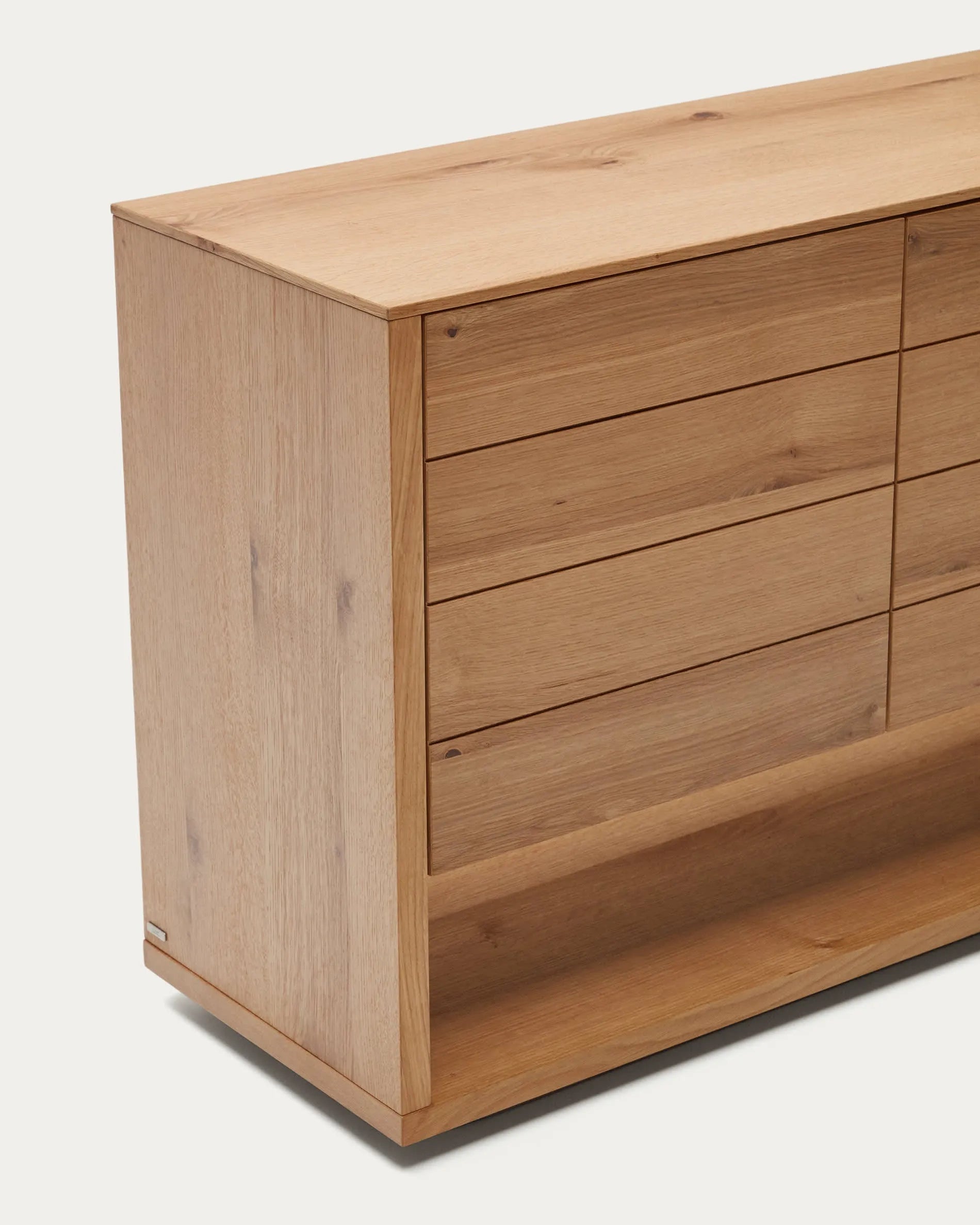 Elegantes Sideboard mit Eichenfurnier, bietet viel Stauraum und passt perfekt in moderne und klassische Wohnstile.