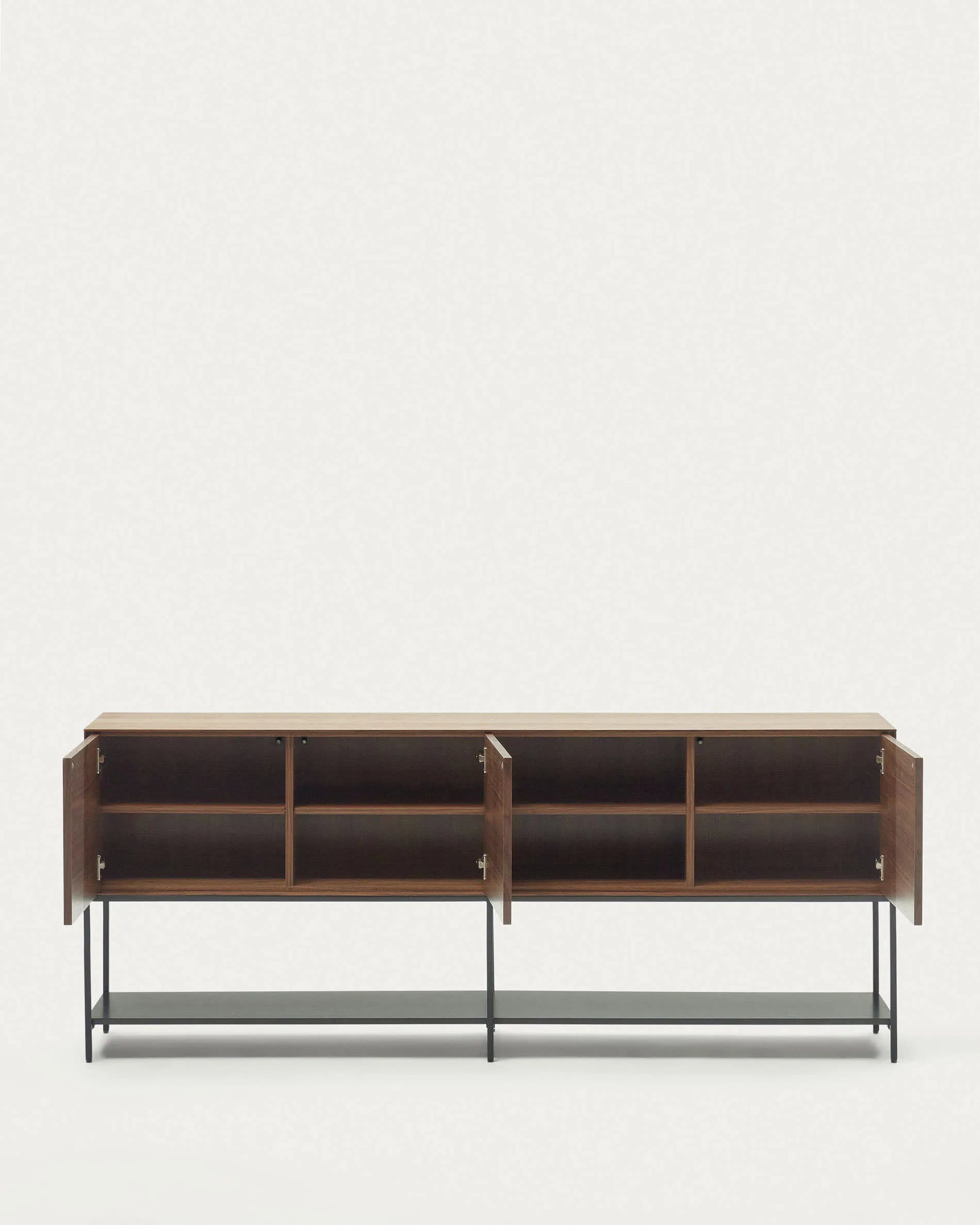Das Vedrana Sideboard kombiniert edles Nussholzfurnier mit schwarzen Stahlbeinen für eleganten Stauraum.