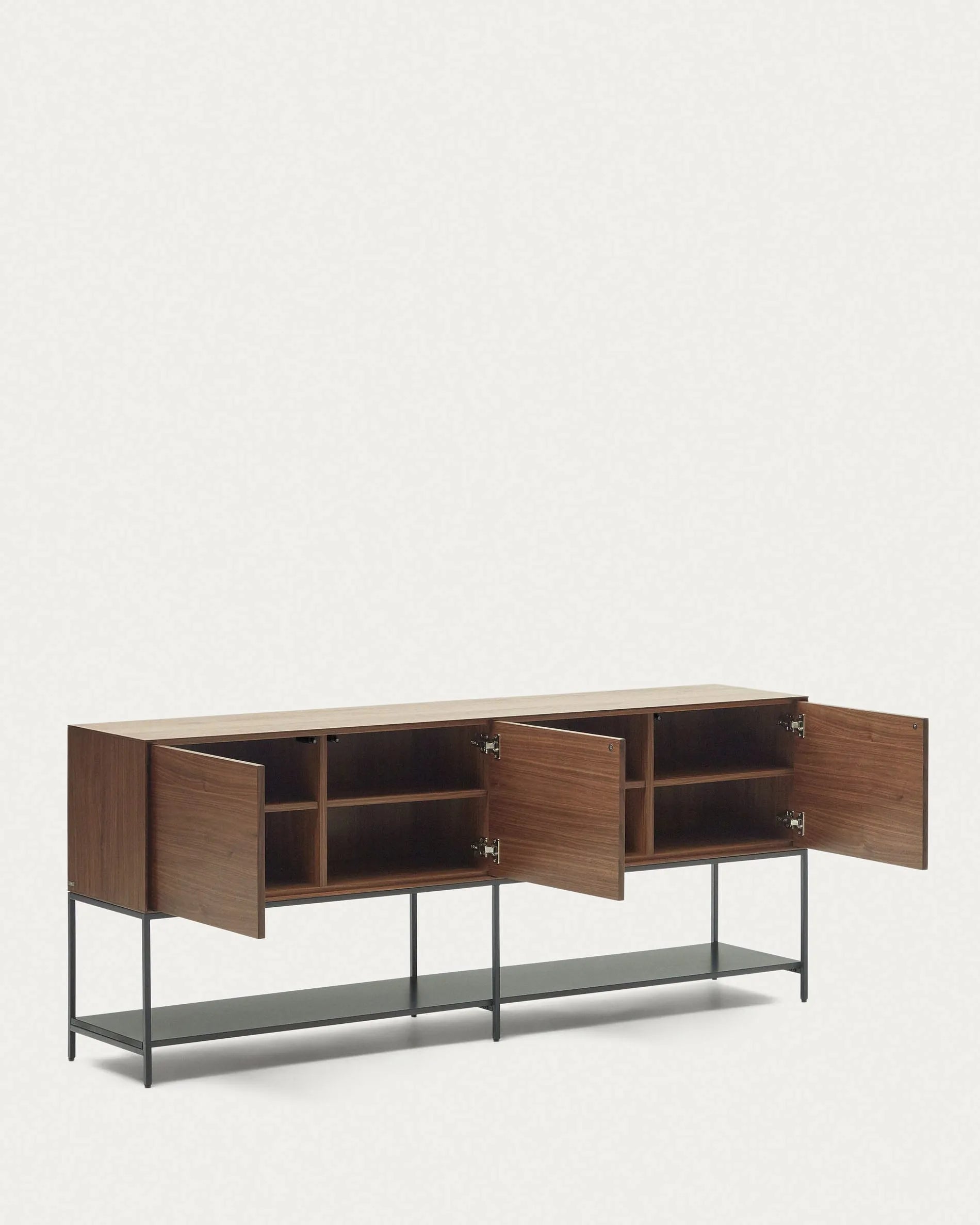 Das Vedrana Sideboard kombiniert edles Nussholzfurnier mit schwarzen Stahlbeinen für eleganten Stauraum.