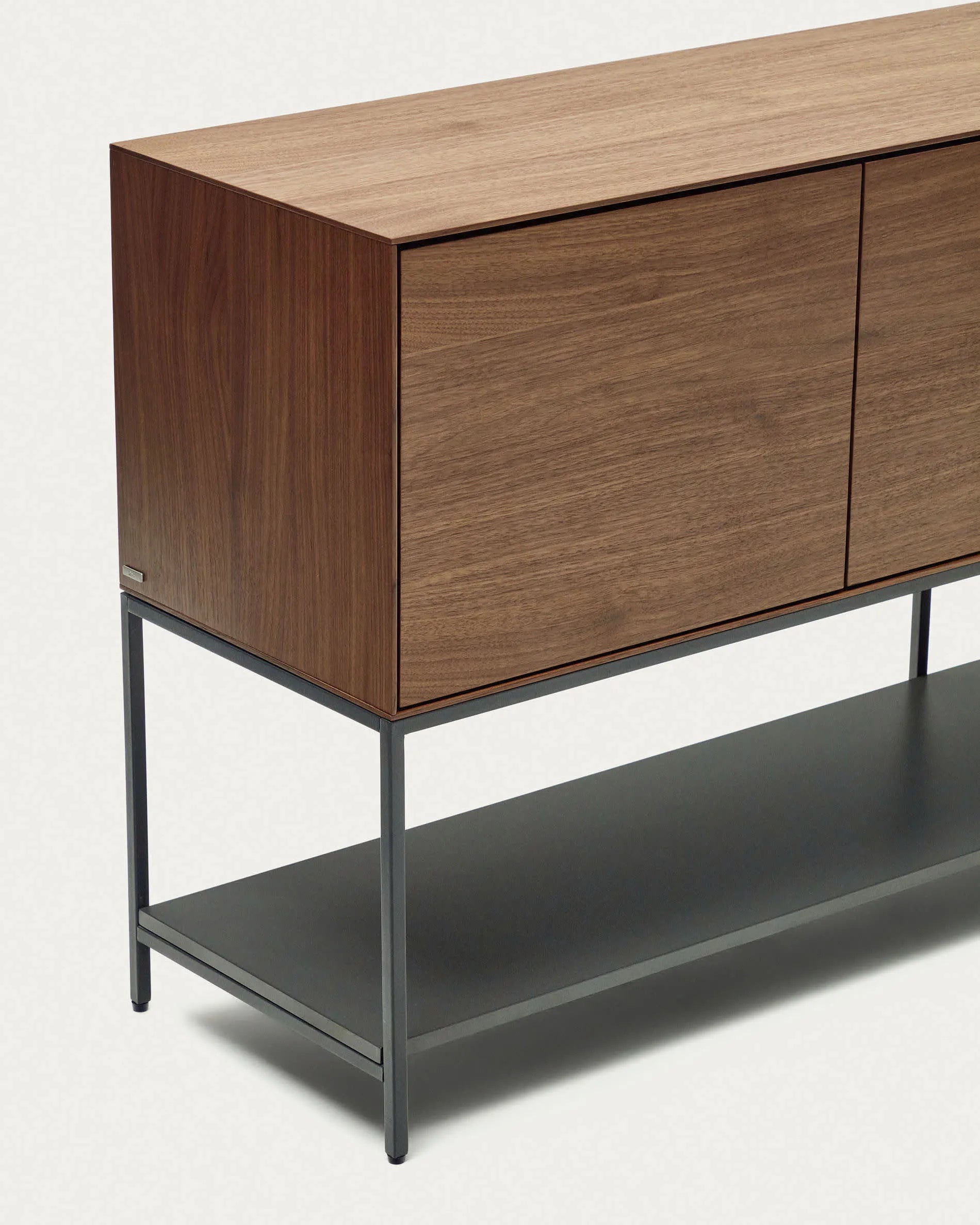 Das Vedrana Sideboard kombiniert edles Nussholzfurnier mit schwarzen Stahlbeinen für eleganten Stauraum.