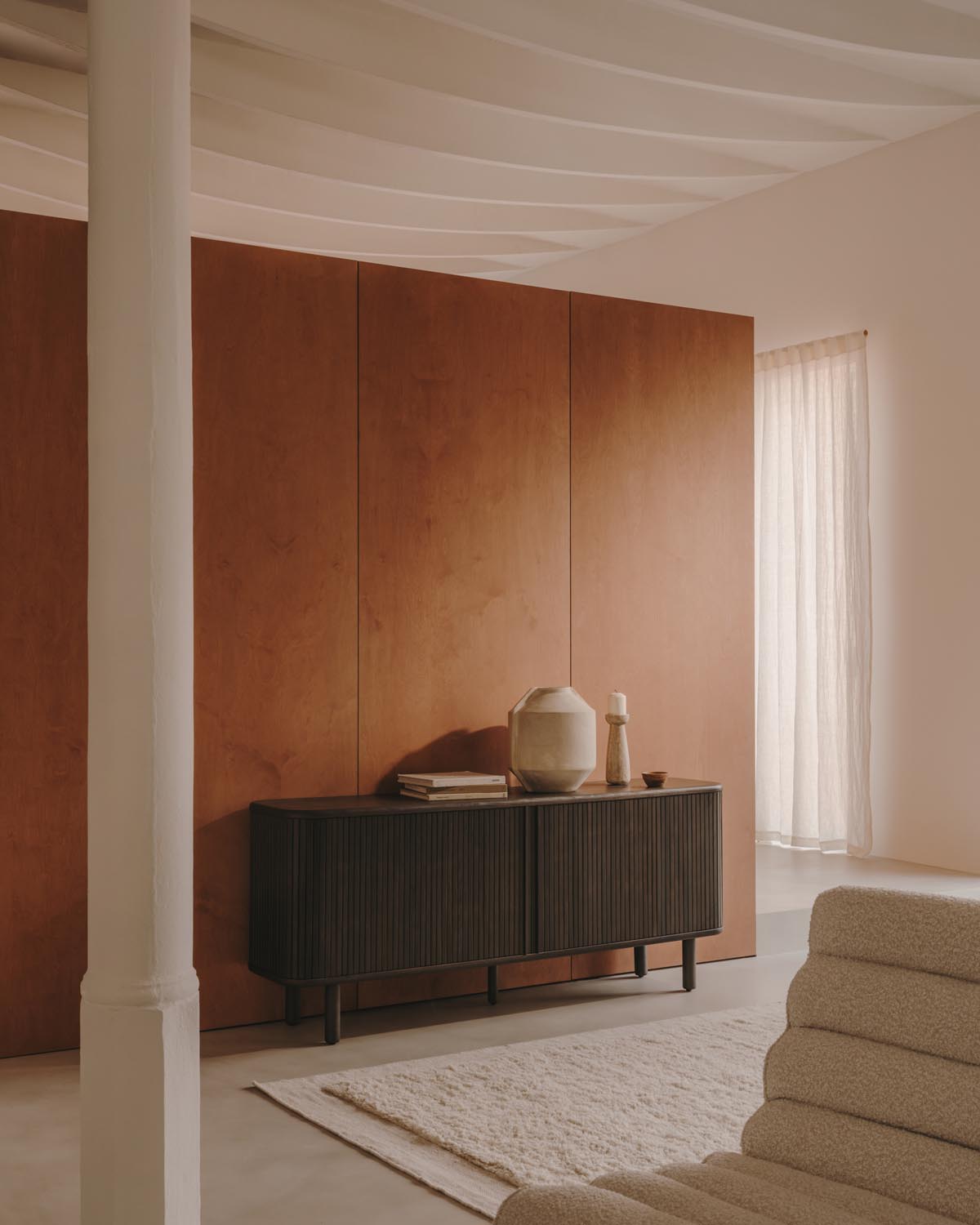 Stilvolles Mailen Sideboard mit dunklem Eschenfurnier, 180x75 cm.