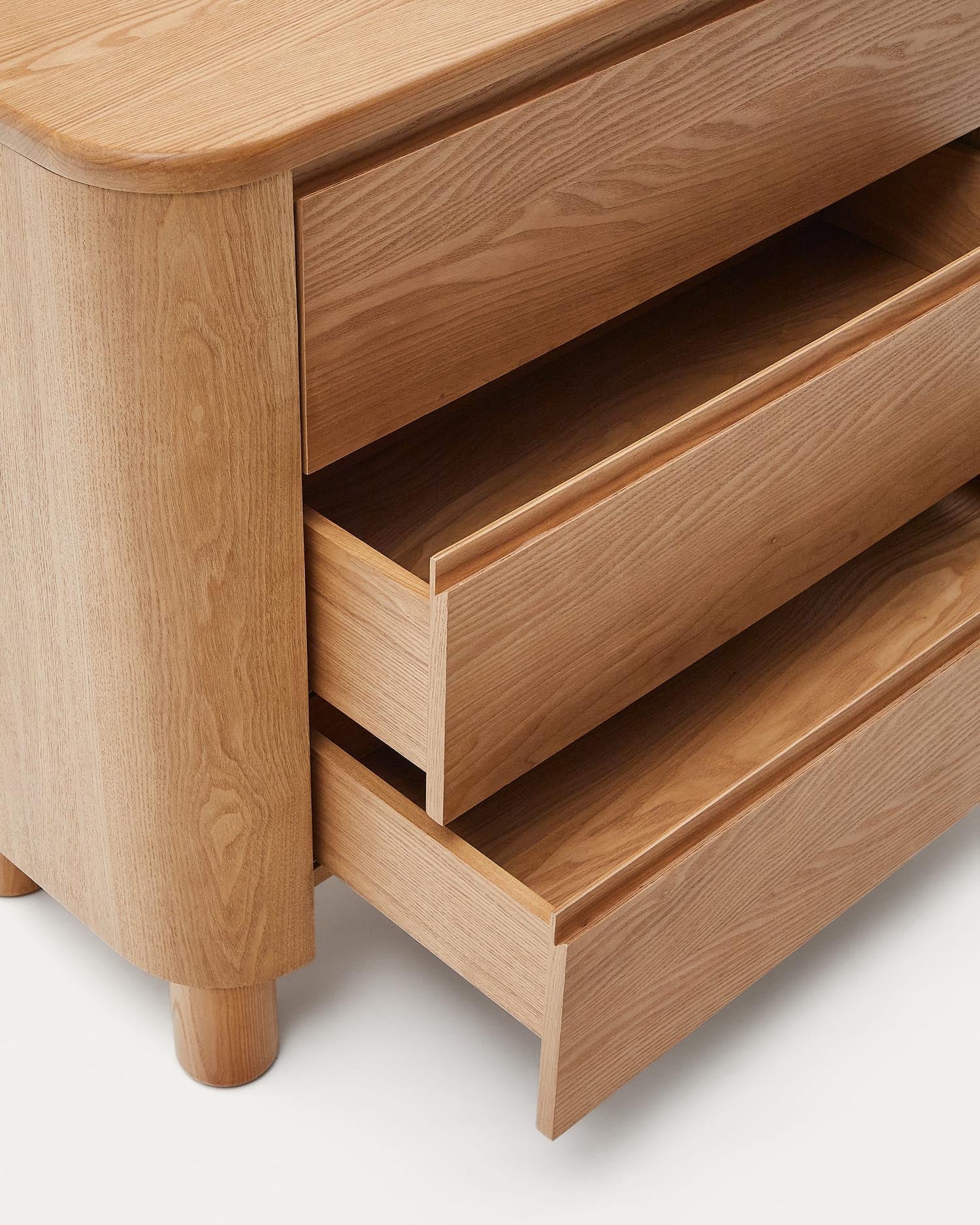 Die Salaya Kommode von Kave Home aus Eschenfurnierholz (120x80 cm) bietet stilvolle Funktionalität und modernes Design für Ihr Interieur.