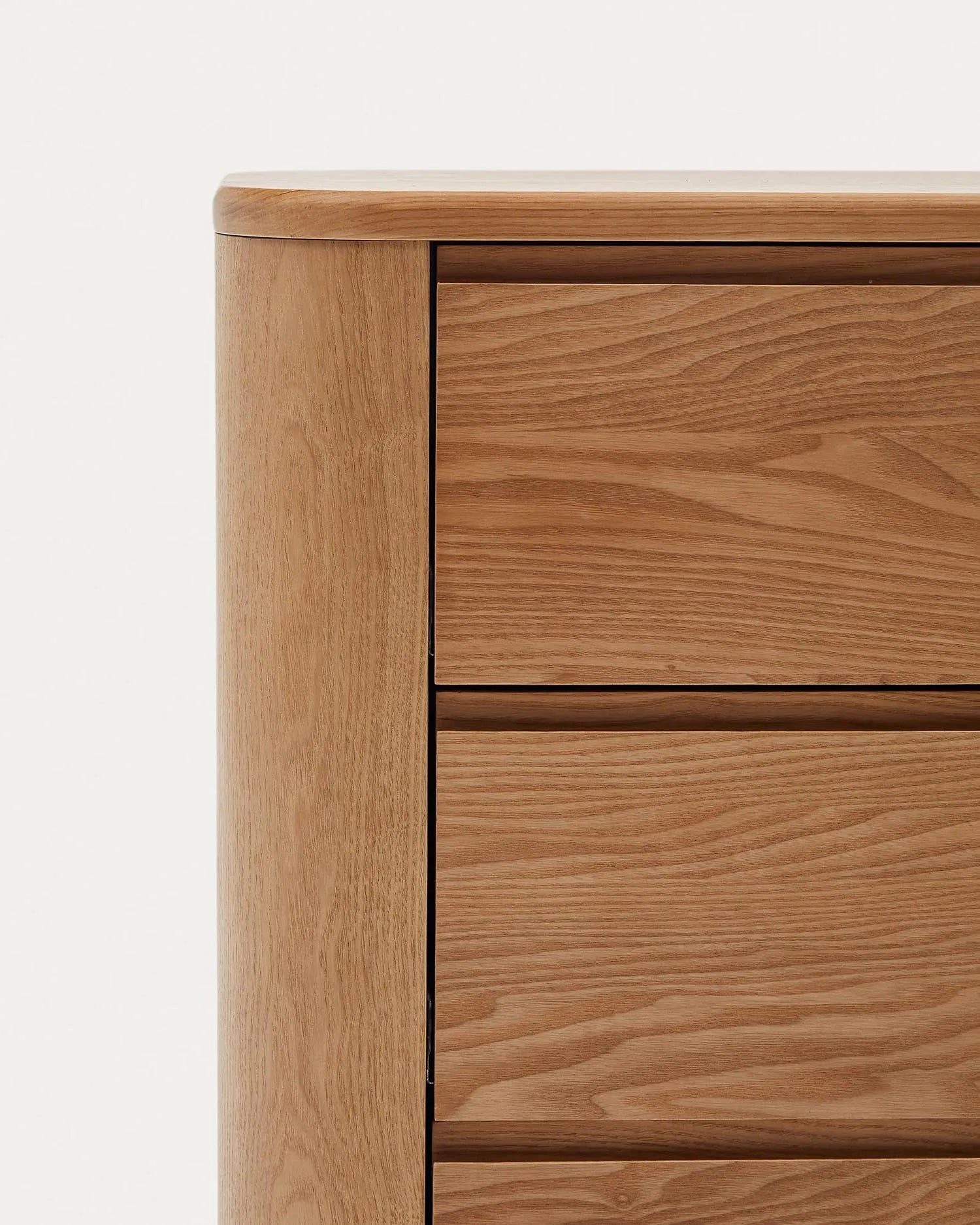 Elegante Kommode aus Eschenfurnier, 120x80 cm, vereint modernes Design mit Funktionalität und natürlicher Schönheit.