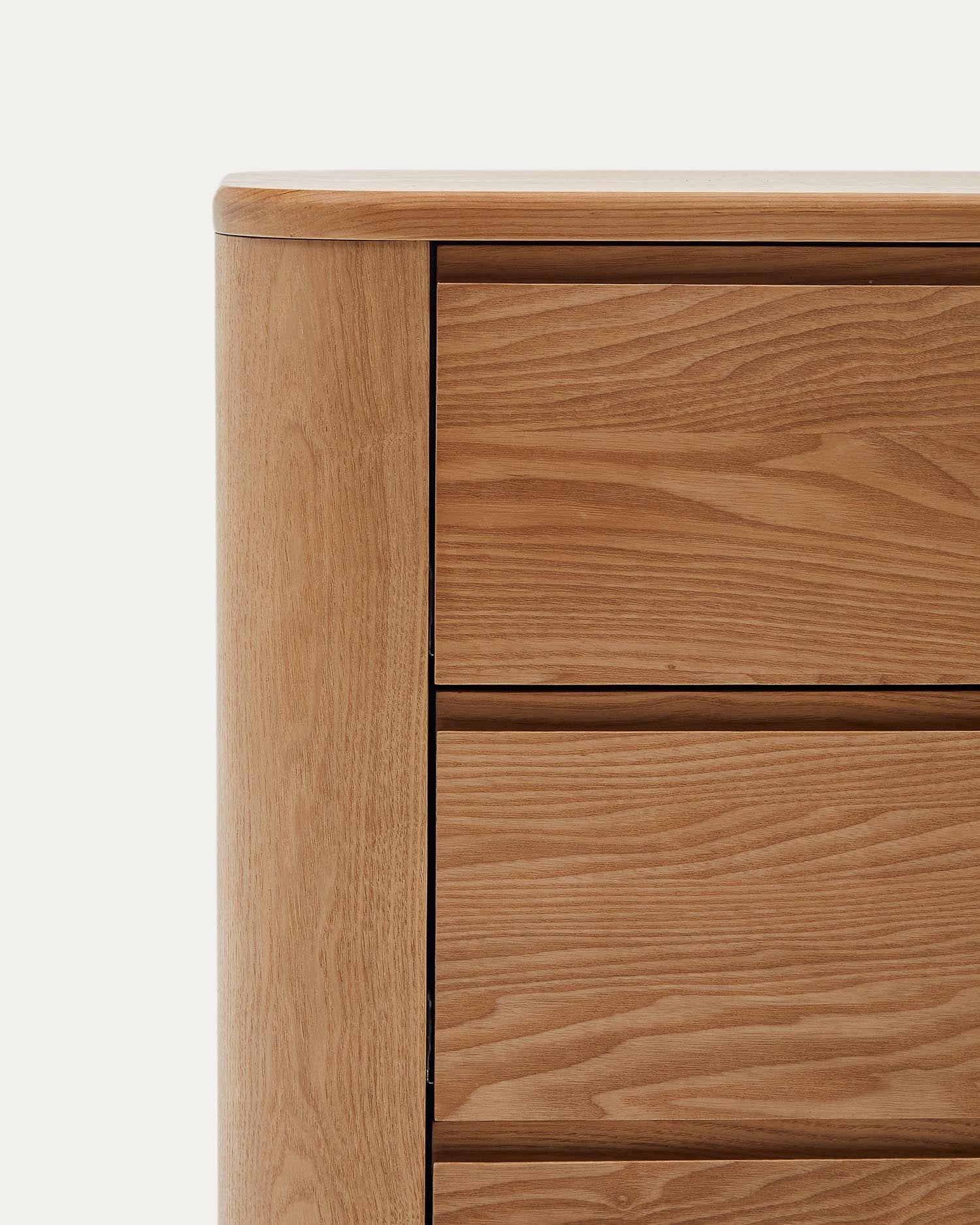 Die Salaya Kommode von Kave Home, gefertigt aus Eschenfurnierholz, vereint modernes Design mit praktischer Eleganz für Ihr Zuhause.
