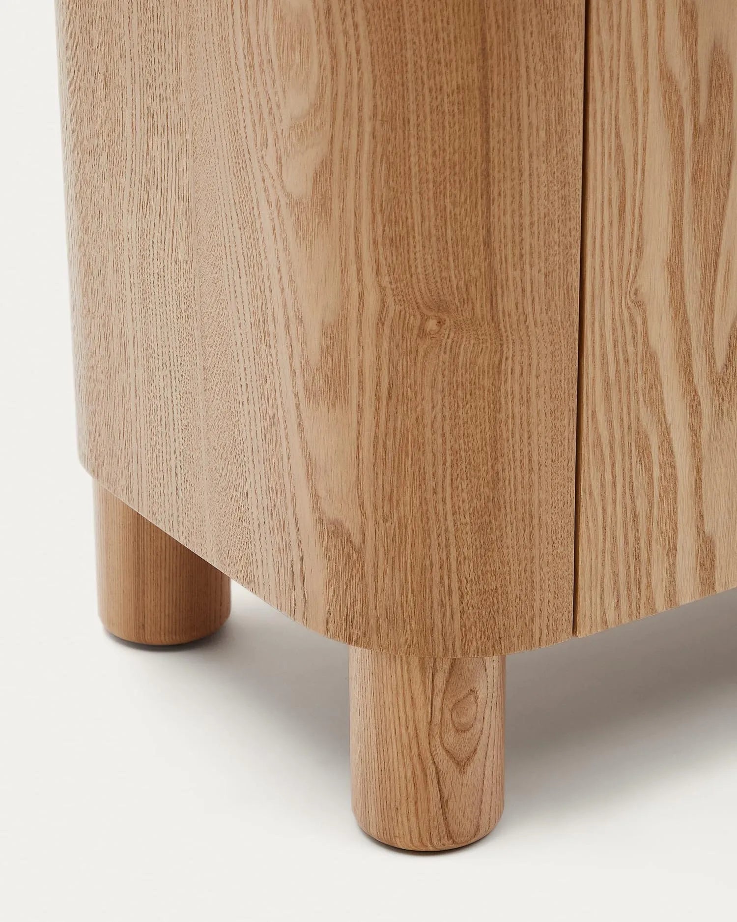 Elegante Kommode aus Eschenfurnier, 120x80 cm, vereint modernes Design mit Funktionalität und natürlicher Schönheit.
