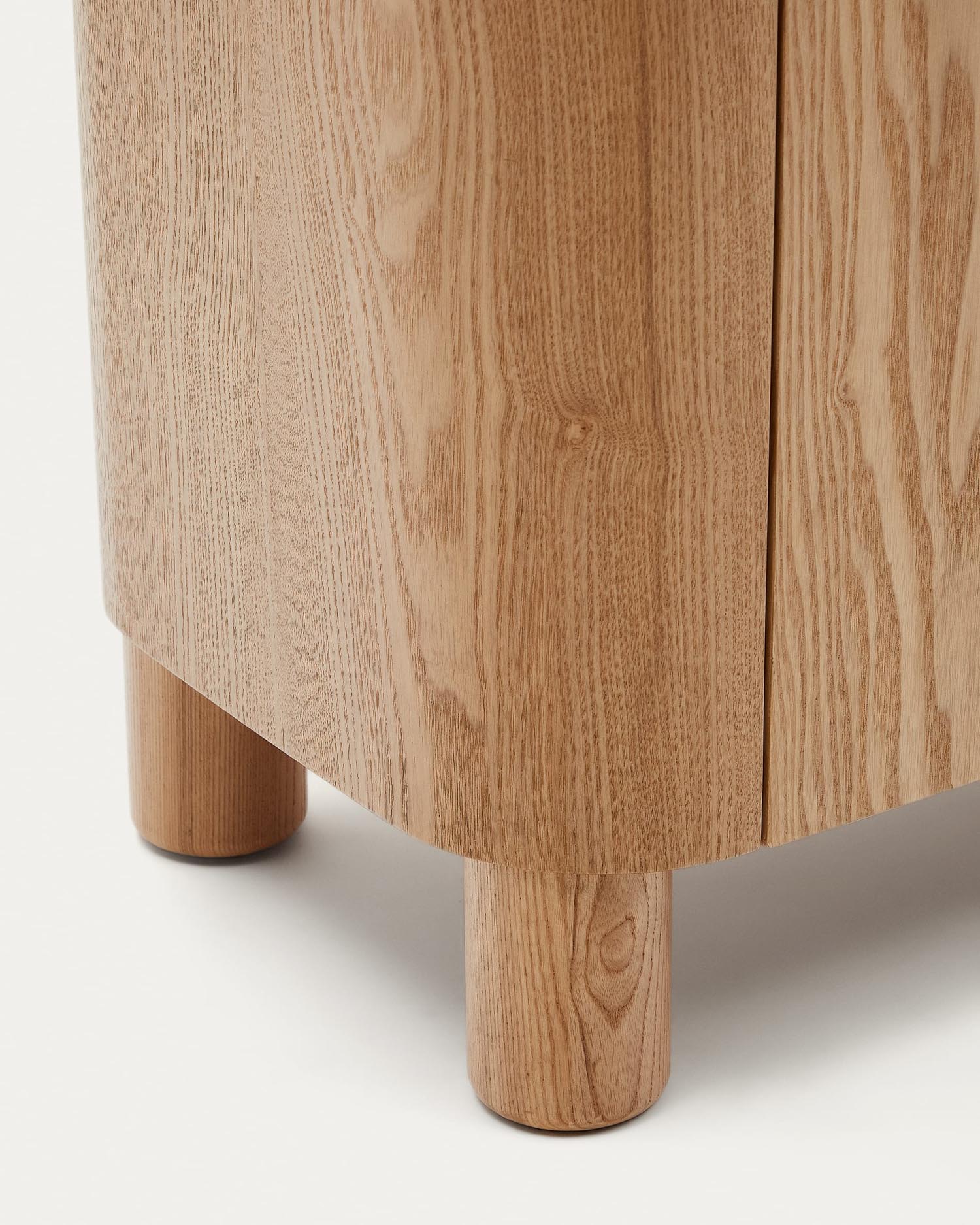 Die Salaya Kommode von Kave Home aus Eschenfurnierholz kombiniert modernes Design mit praktischer Funktionalität für Ihr Zuhause.