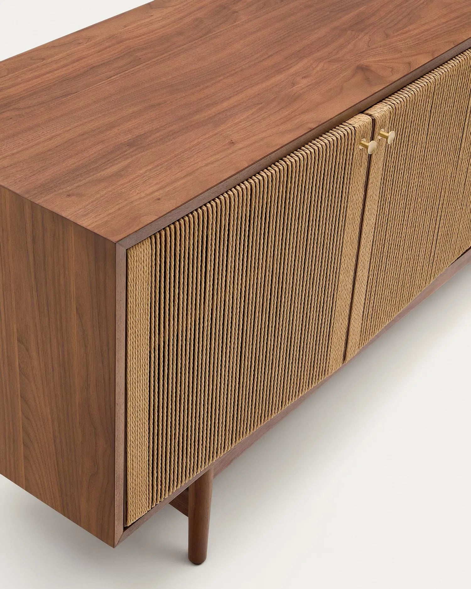 Elegantes Sideboard aus massivem Nussholz mit Seildetails, bietet stilvollen Stauraum und nachhaltige Qualität.
