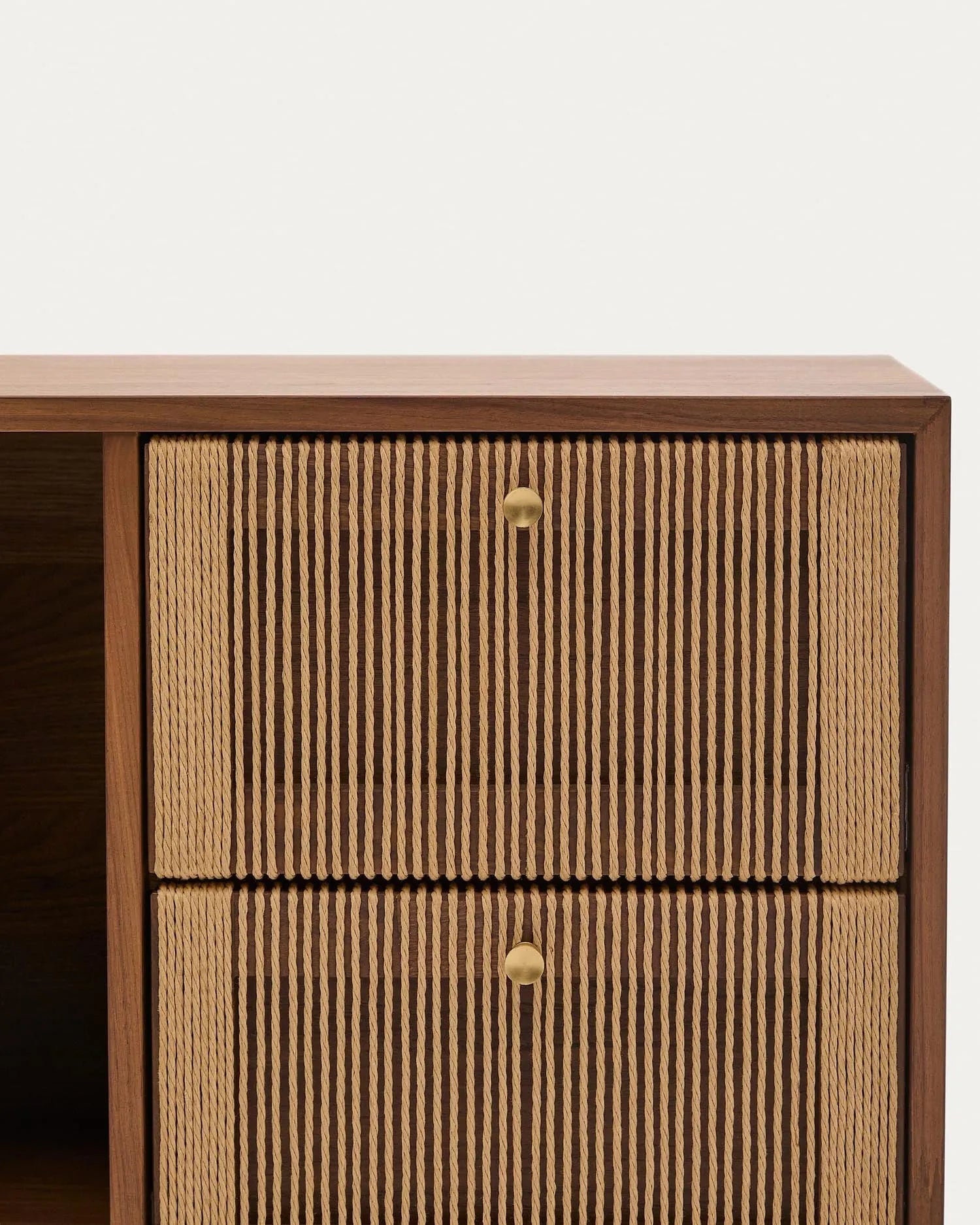 Elegantes Sideboard aus massivem Nussholz mit Seildetails, bietet stilvollen Stauraum und nachhaltige Qualität.
