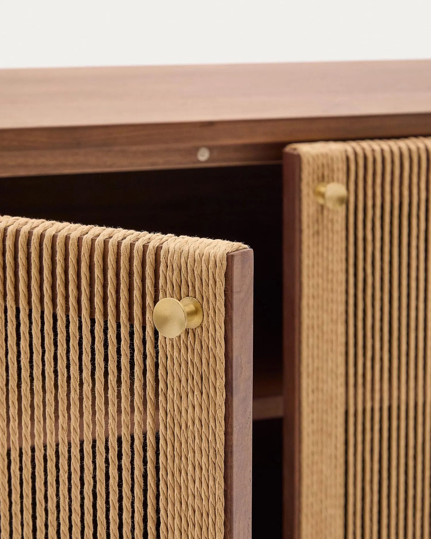 Elegantes Sideboard aus massivem Nussholz mit Seildetails, bietet stilvollen Stauraum und nachhaltige Qualität.
