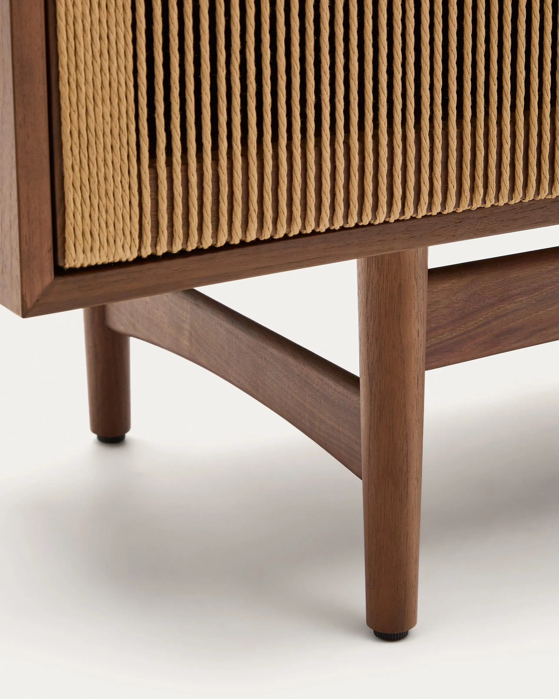 Elegantes Sideboard aus massivem Nussholz mit Seildetails, bietet stilvollen Stauraum und nachhaltige Qualität.
