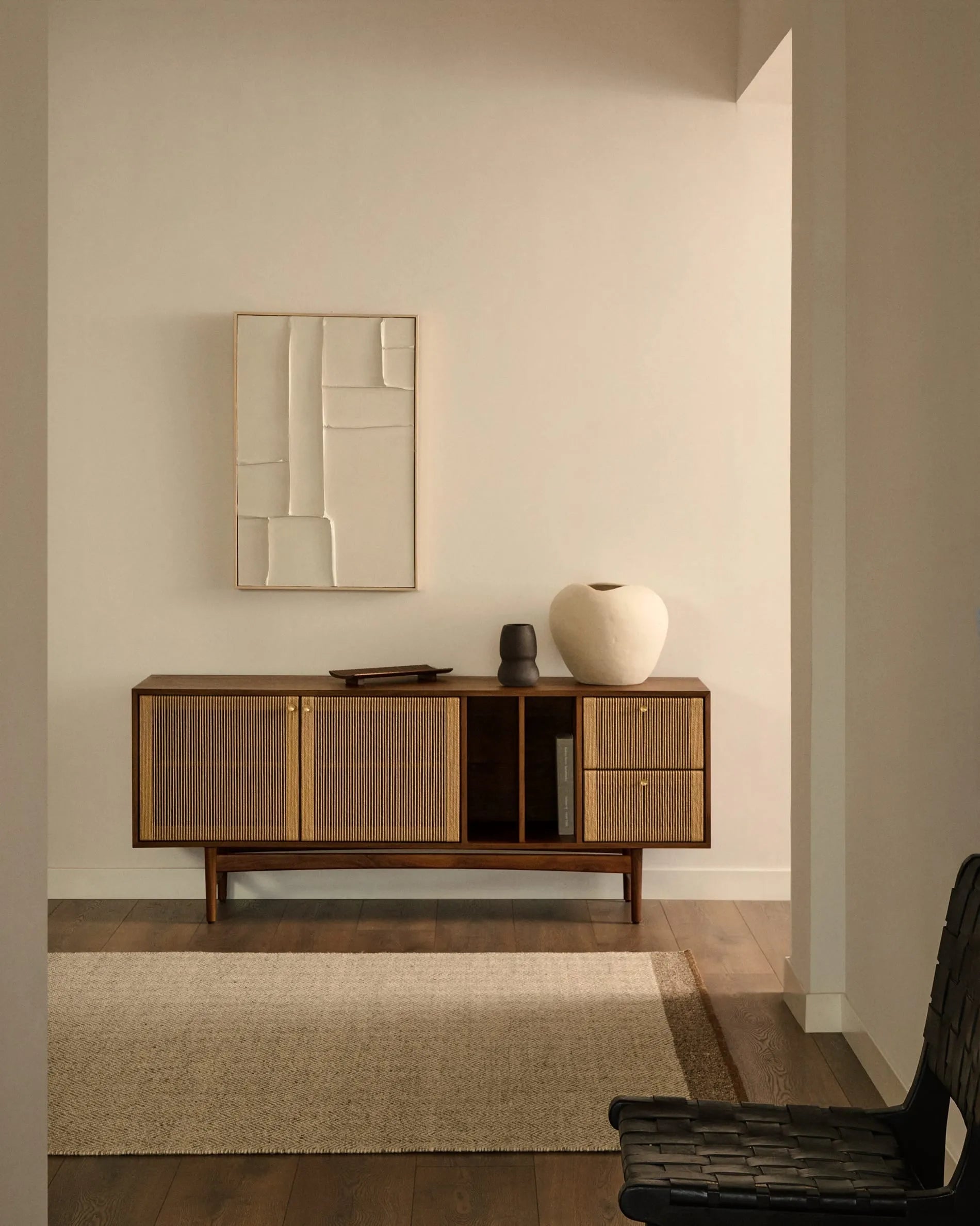 Elegantes Sideboard aus massivem Nussholz mit Seildetails, bietet stilvollen Stauraum und nachhaltige Qualität.