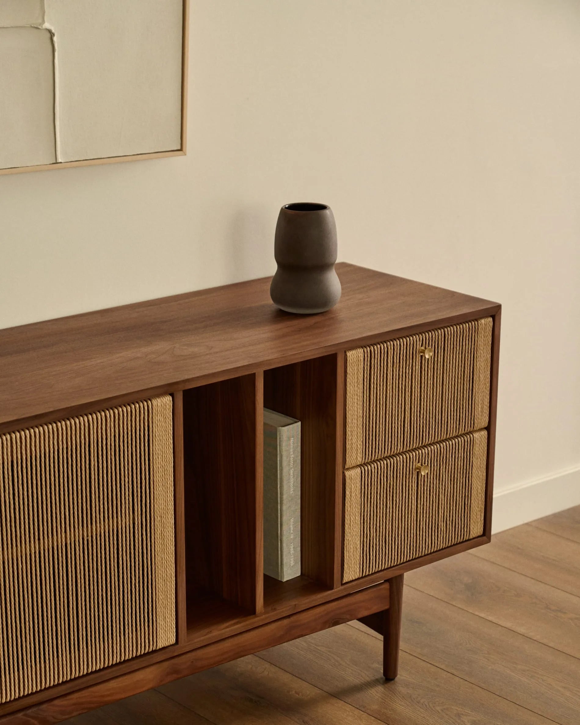 Elegantes Sideboard aus massivem Nussholz mit Seildetails, bietet stilvollen Stauraum und nachhaltige Qualität.