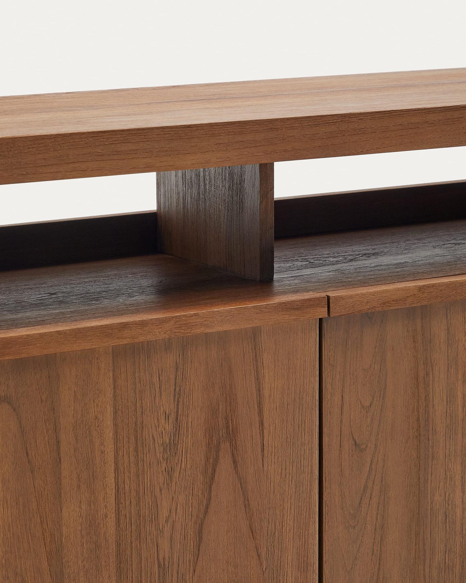 Das Sashi Sideboard aus massivem Teakholz (180x85 cm) von Kave Home vereint zeitlose Eleganz mit hochwertiger Verarbeitung.