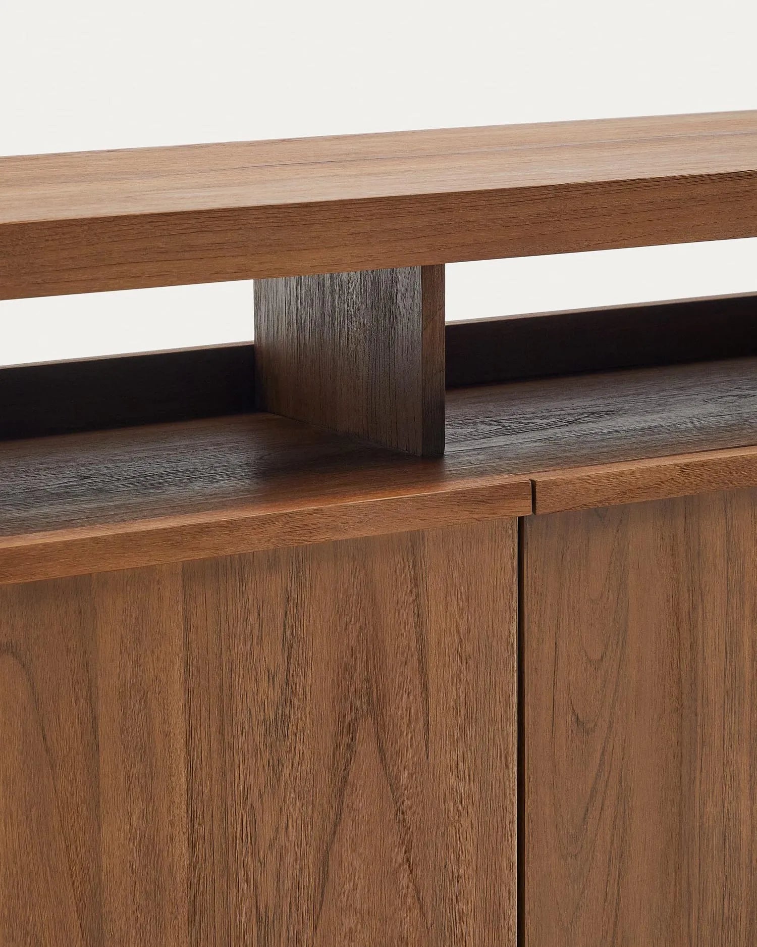 Elegantes Teakholz-Sideboard mit klaren Linien, bietet großzügigen Stauraum und verleiht jedem Raum zeitlose Eleganz.