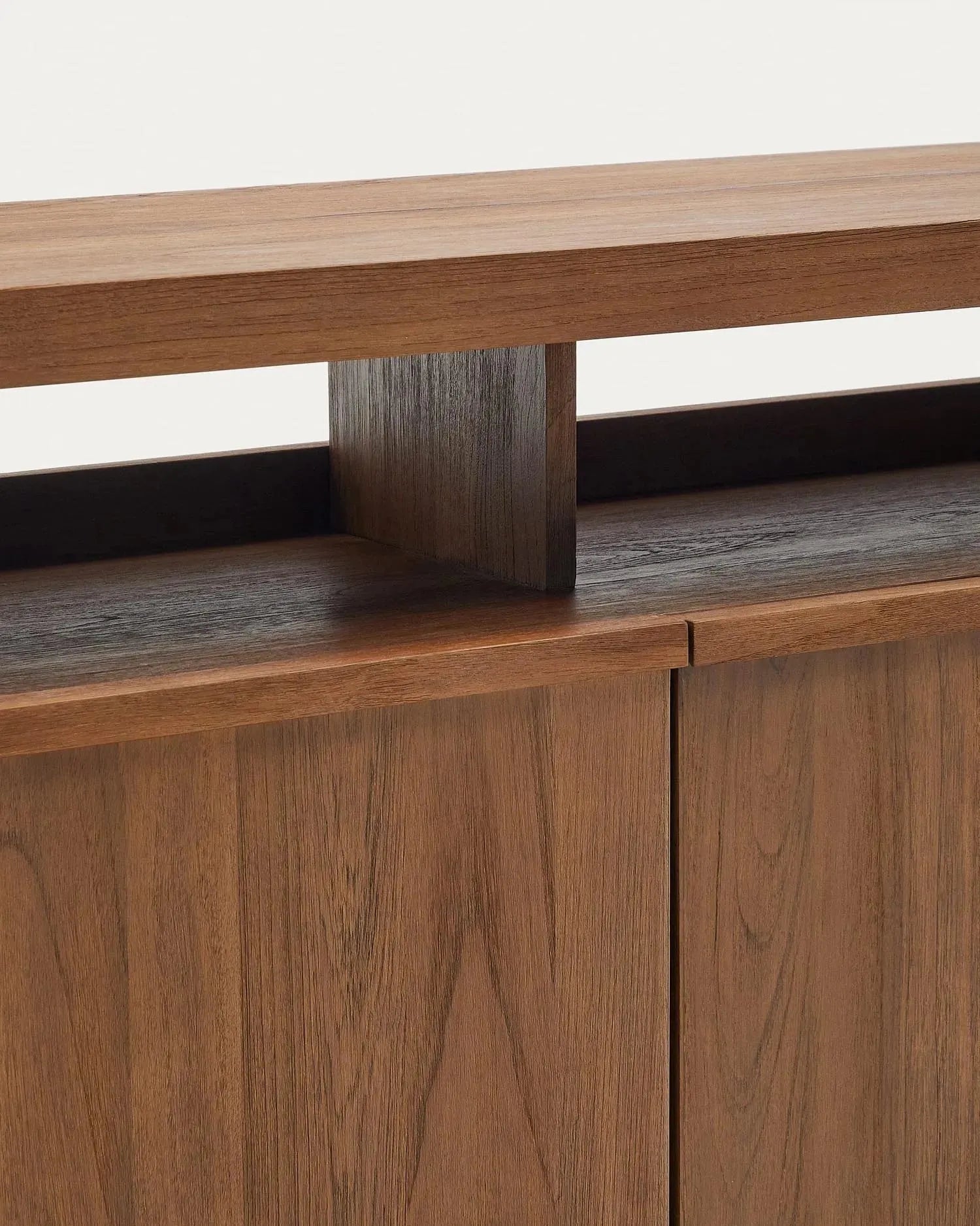 Das Sashi Sideboard aus massivem Teakholz (180x85 cm) von Kave Home vereint zeitlose Eleganz mit hochwertiger Verarbeitung.