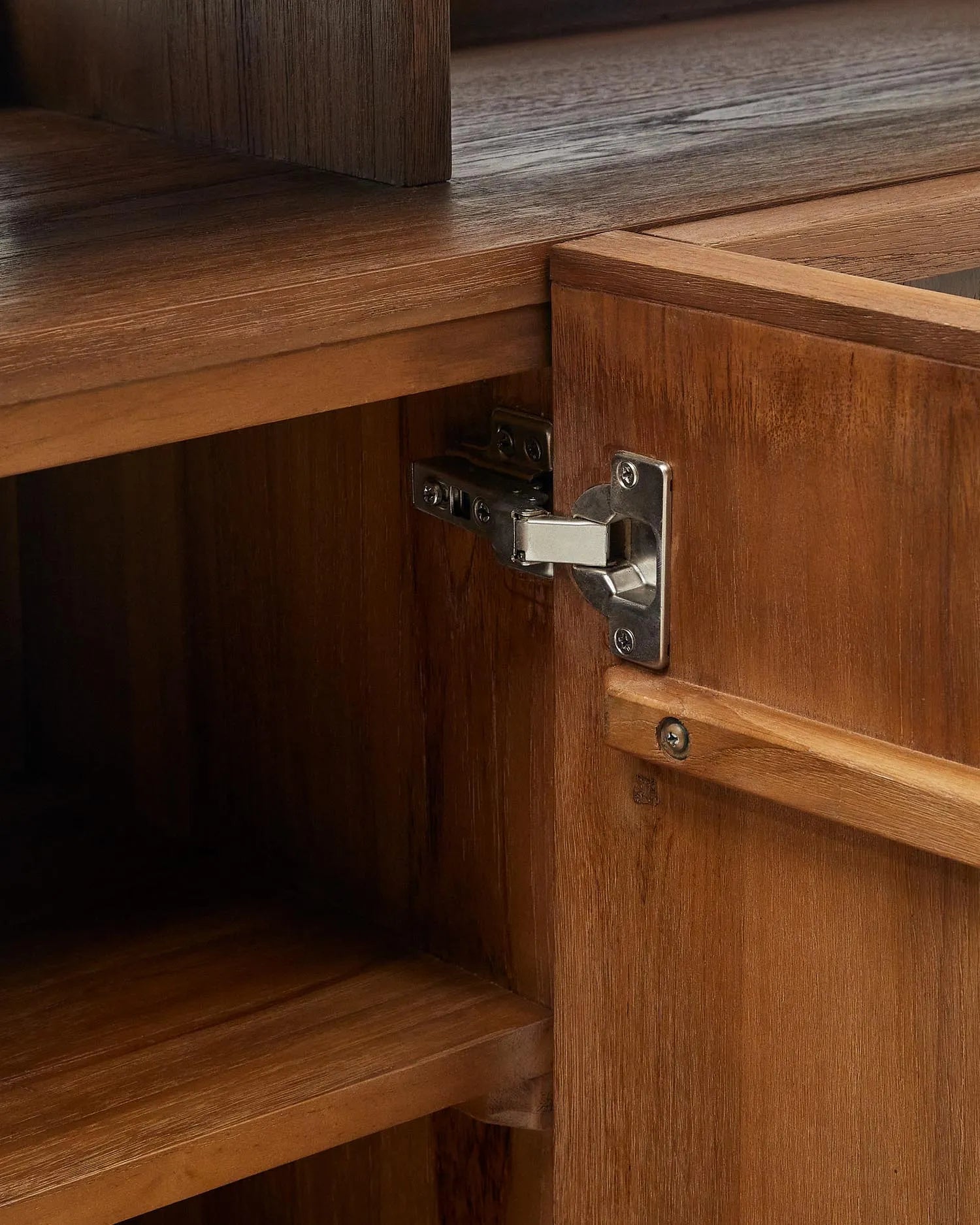 Elegantes Teakholz-Sideboard mit klaren Linien, bietet großzügigen Stauraum und verleiht jedem Raum zeitlose Eleganz.
