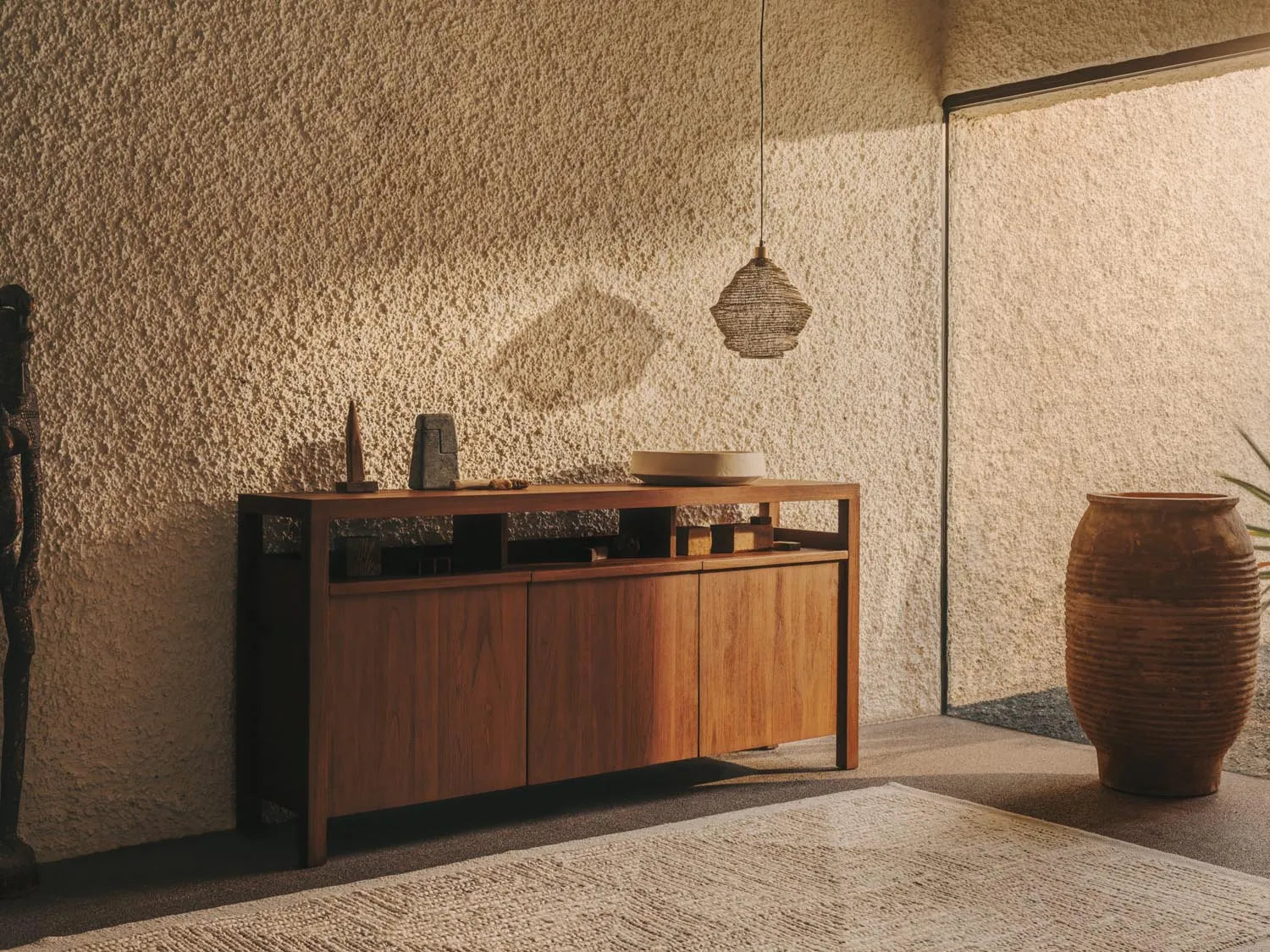 Elegantes Teakholz-Sideboard mit klaren Linien, bietet großzügigen Stauraum und verleiht jedem Raum zeitlose Eleganz.