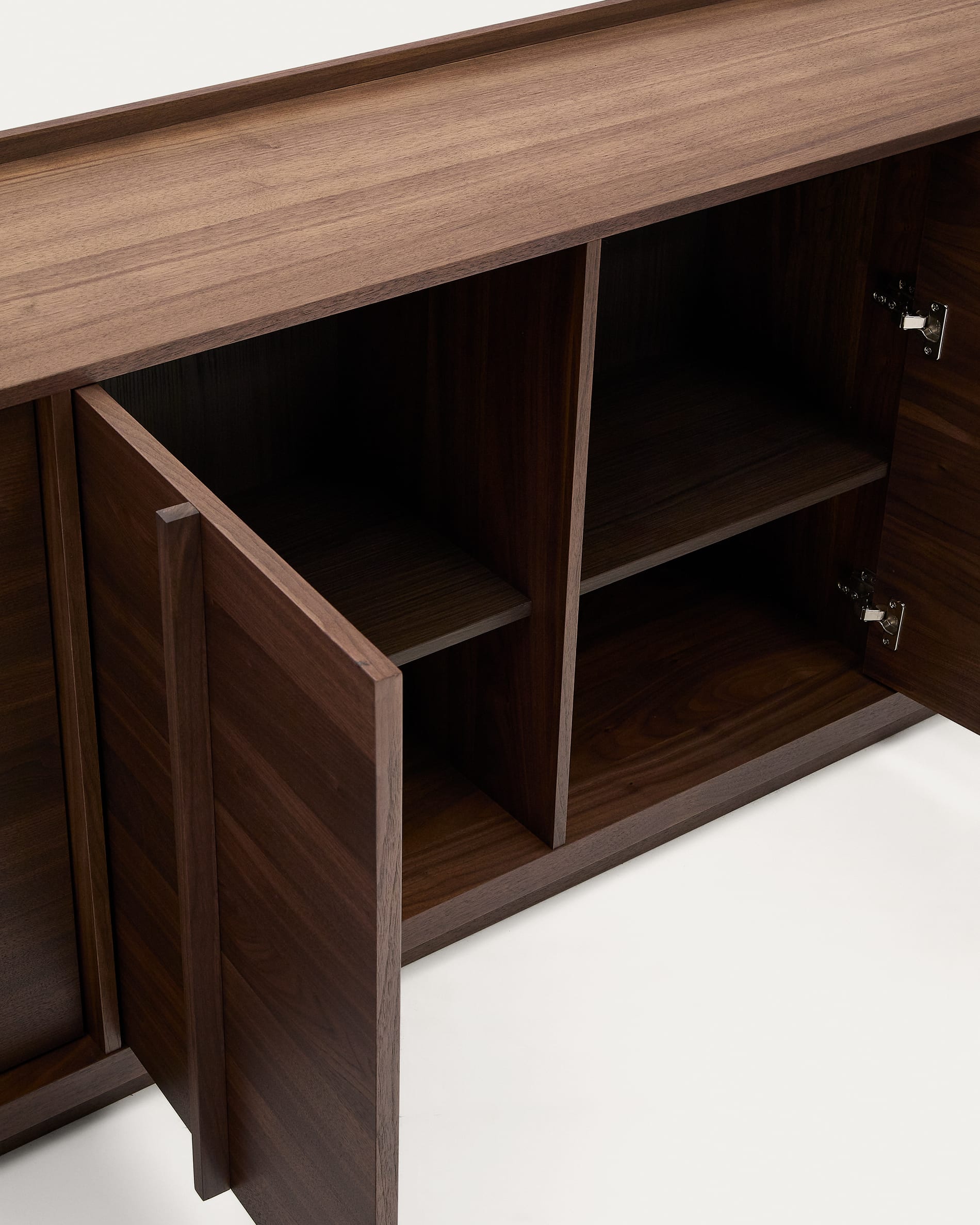 Elegantes Sideboard Onix aus Walnussfurnier mit dunklem Finish, 200x80 cm, FSC-zertifiziert, von Kave Home, stilvoll und nachhaltig.