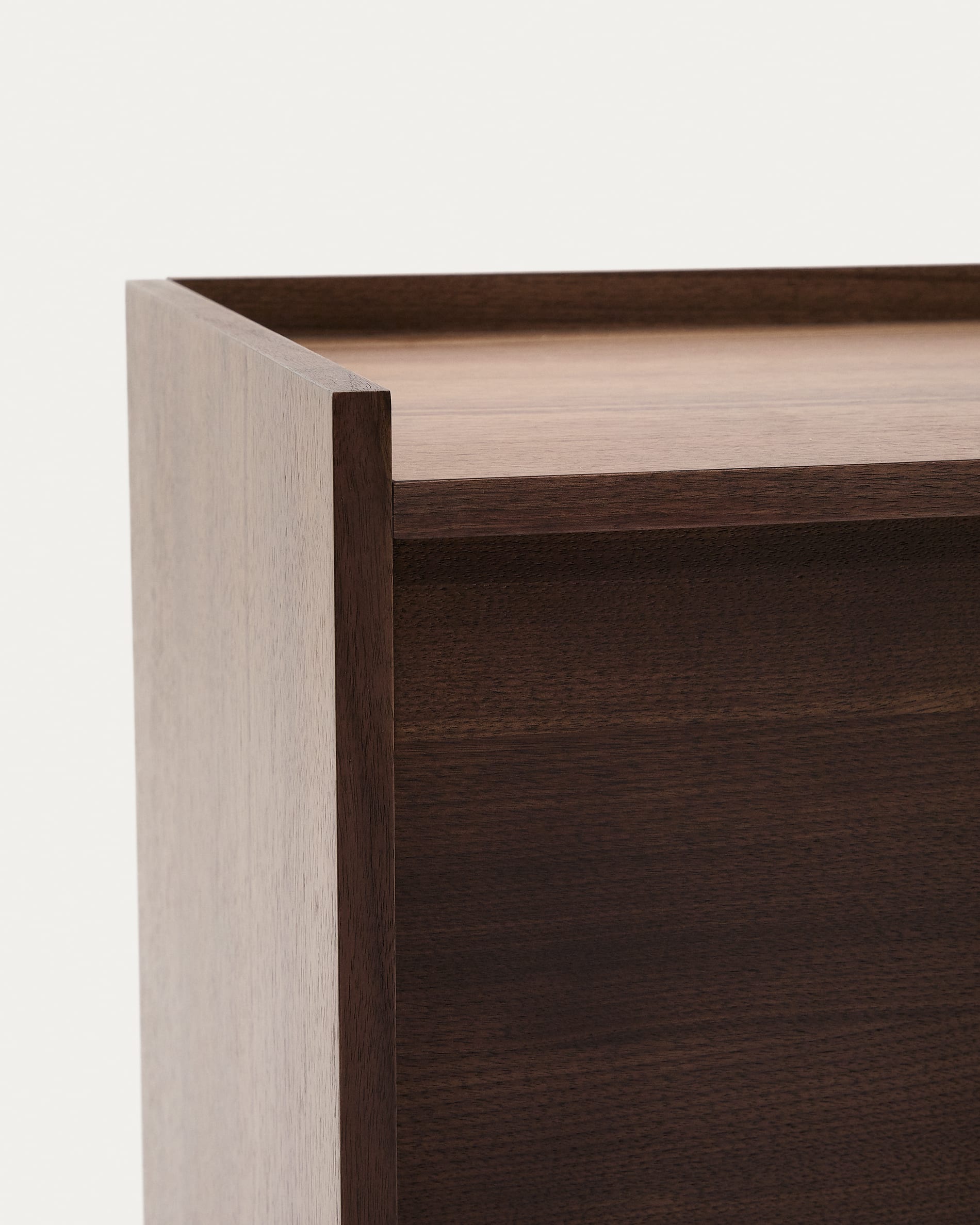Elegantes Sideboard Onix aus Walnussfurnier mit dunklem Finish, 200x80 cm, FSC-zertifiziert, von Kave Home, stilvoll und nachhaltig.