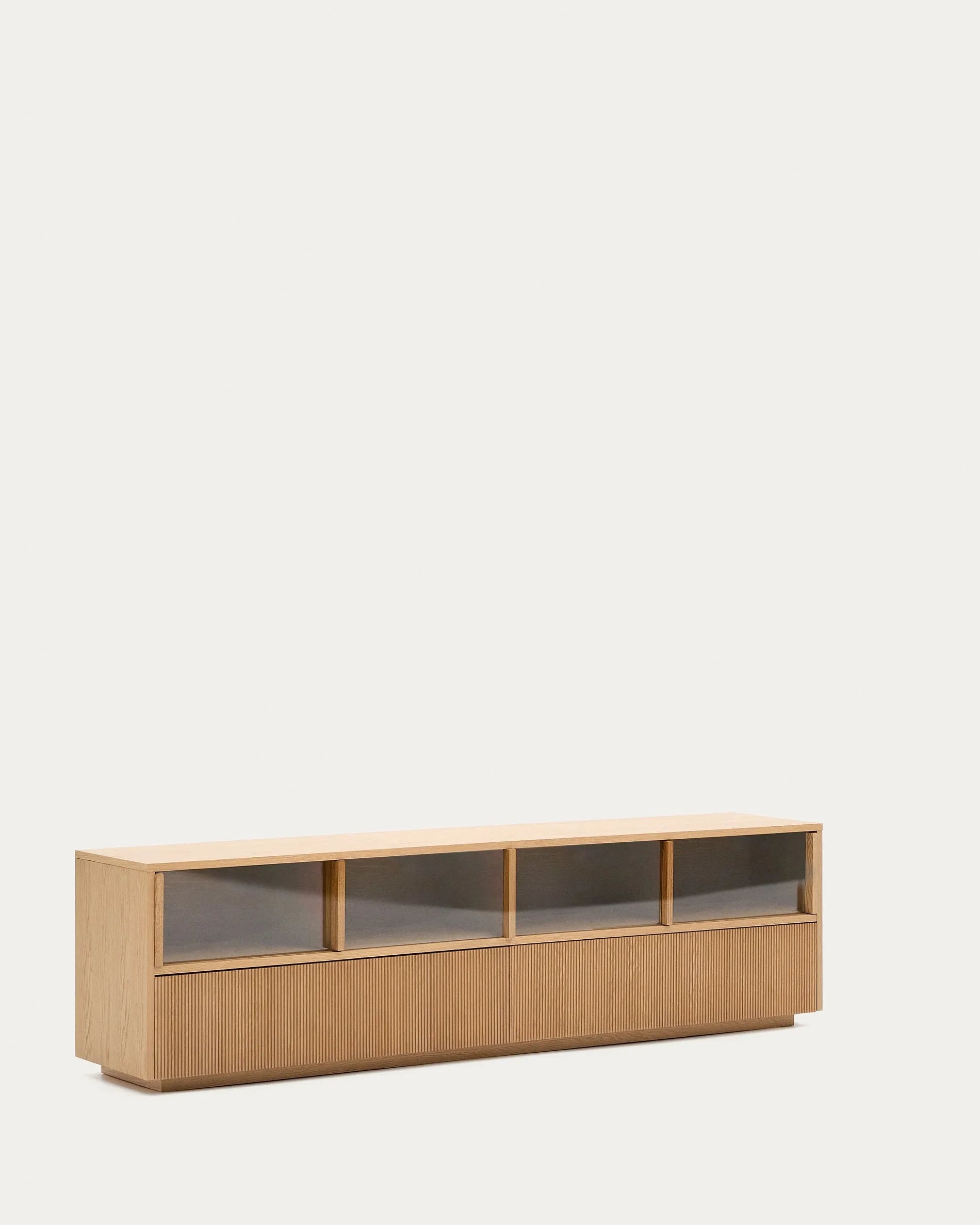 Elegantes Sideboard aus Eichenfurnier und Glas, 200x54 cm, mit 4 Türen und 2 Schubladen, FSC-zertifiziert, von Kave Home.
